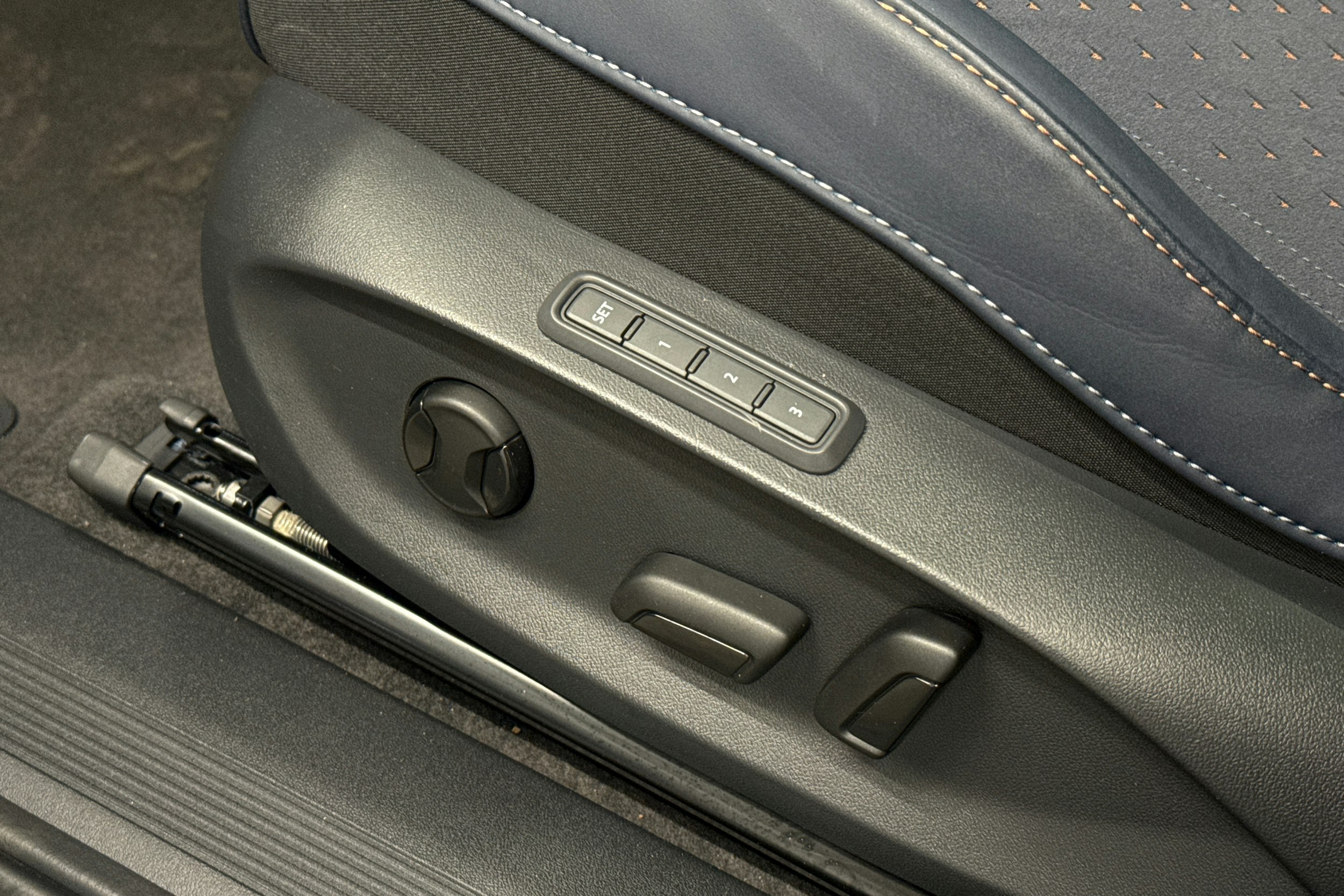 sininen CUPRA Tavascan 2024 kuva 31.