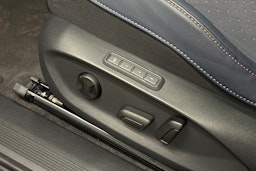 sininen CUPRA Tavascan 2024 kuva 31.