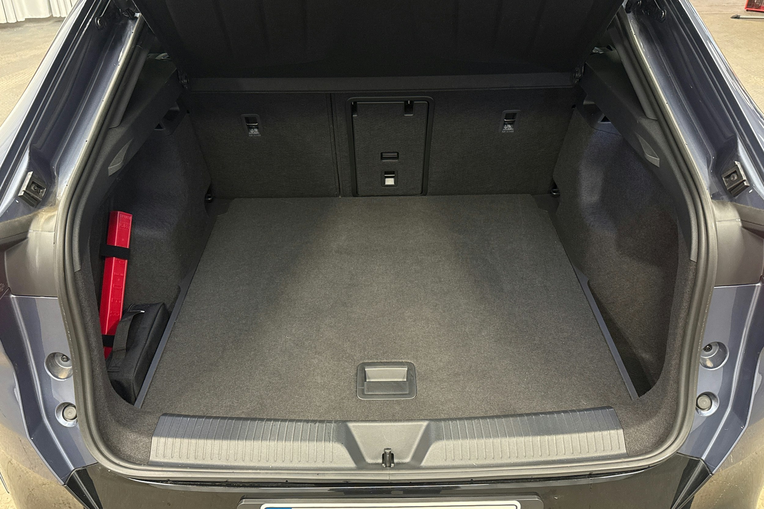 sininen CUPRA Tavascan 2024 kuva 32.