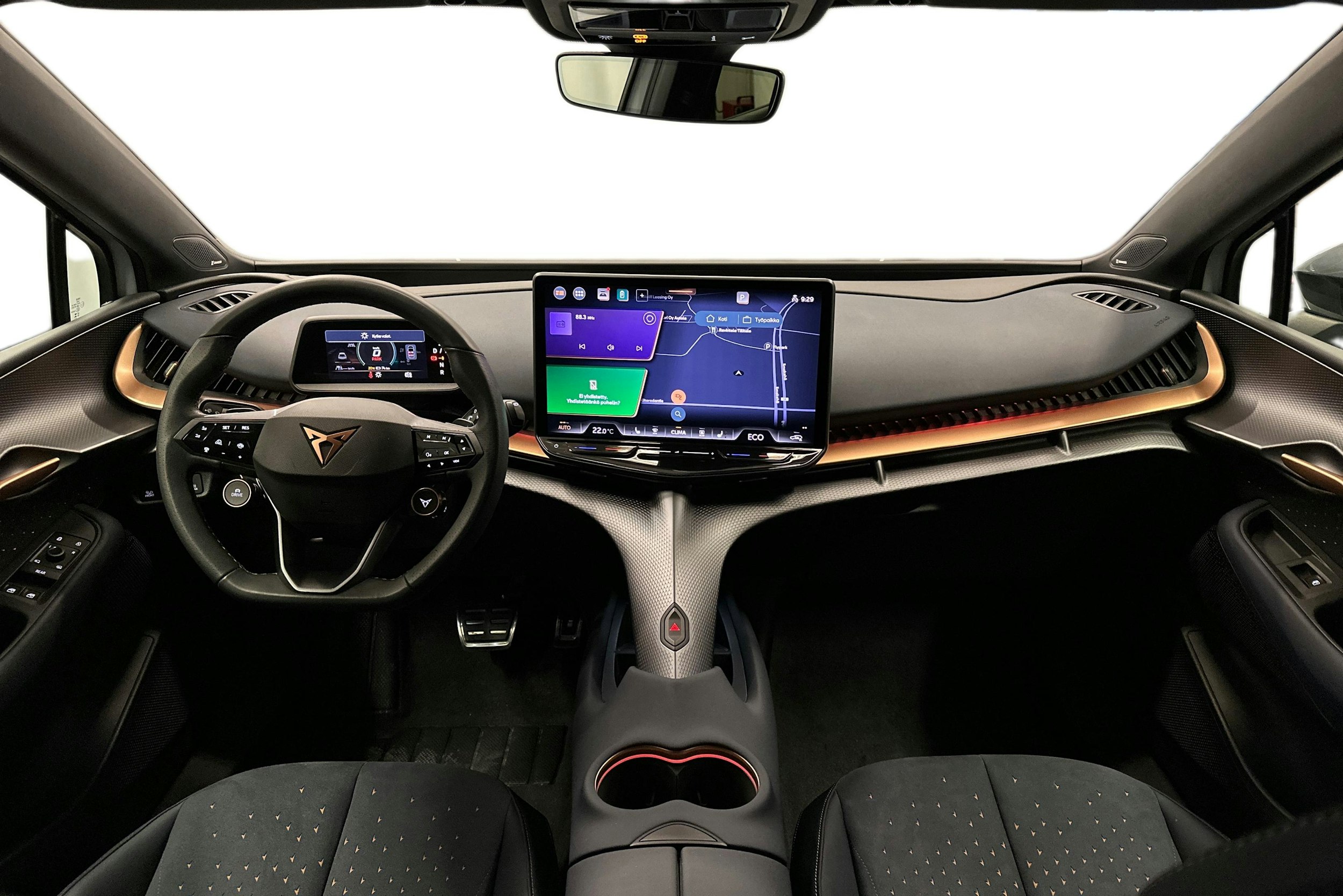 valkoinen CUPRA Tavascan 2024 kuva 9.