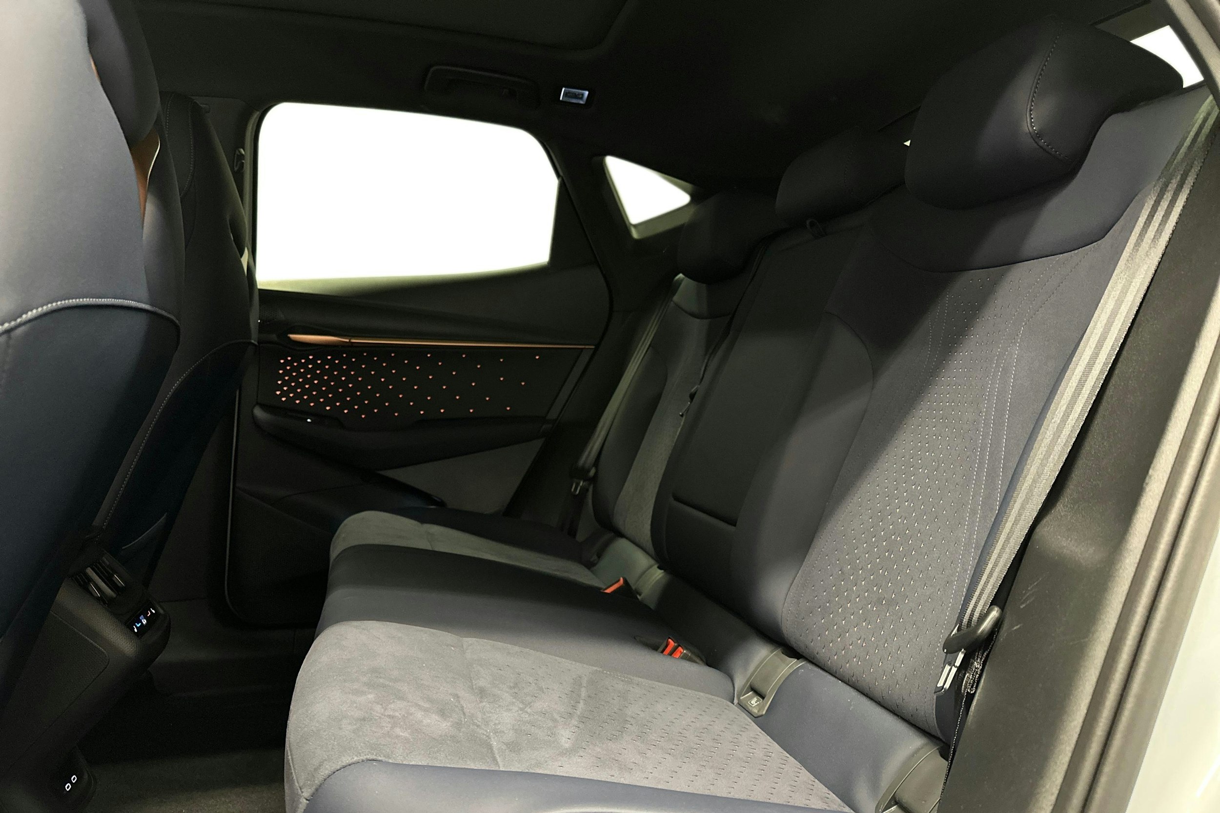 valkoinen CUPRA Tavascan 2024 kuva 10.