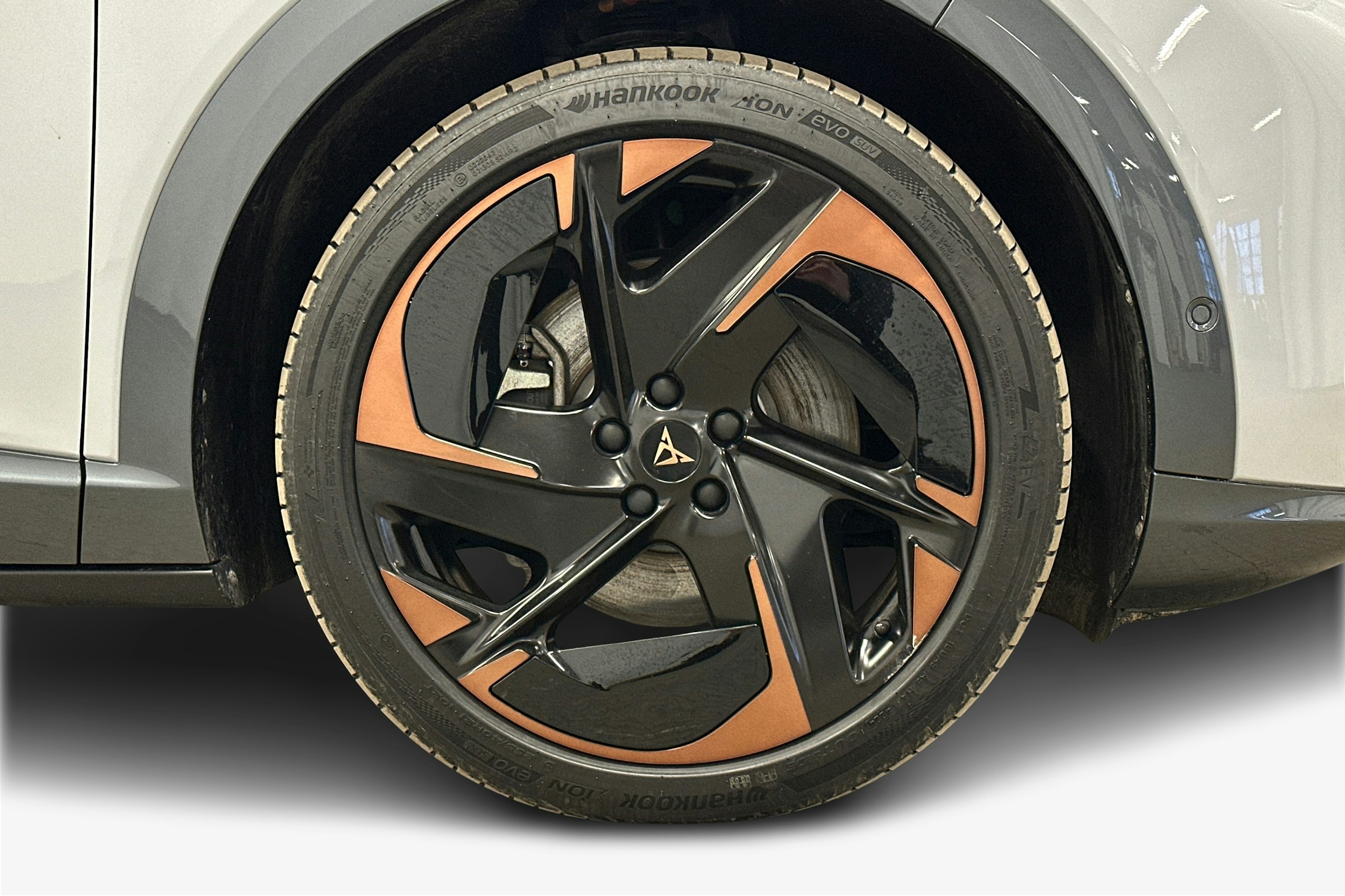 valkoinen CUPRA Tavascan 2024 kuva 11.