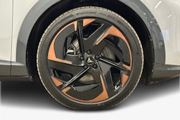 valkoinen CUPRA Tavascan 2024 kuva 11.