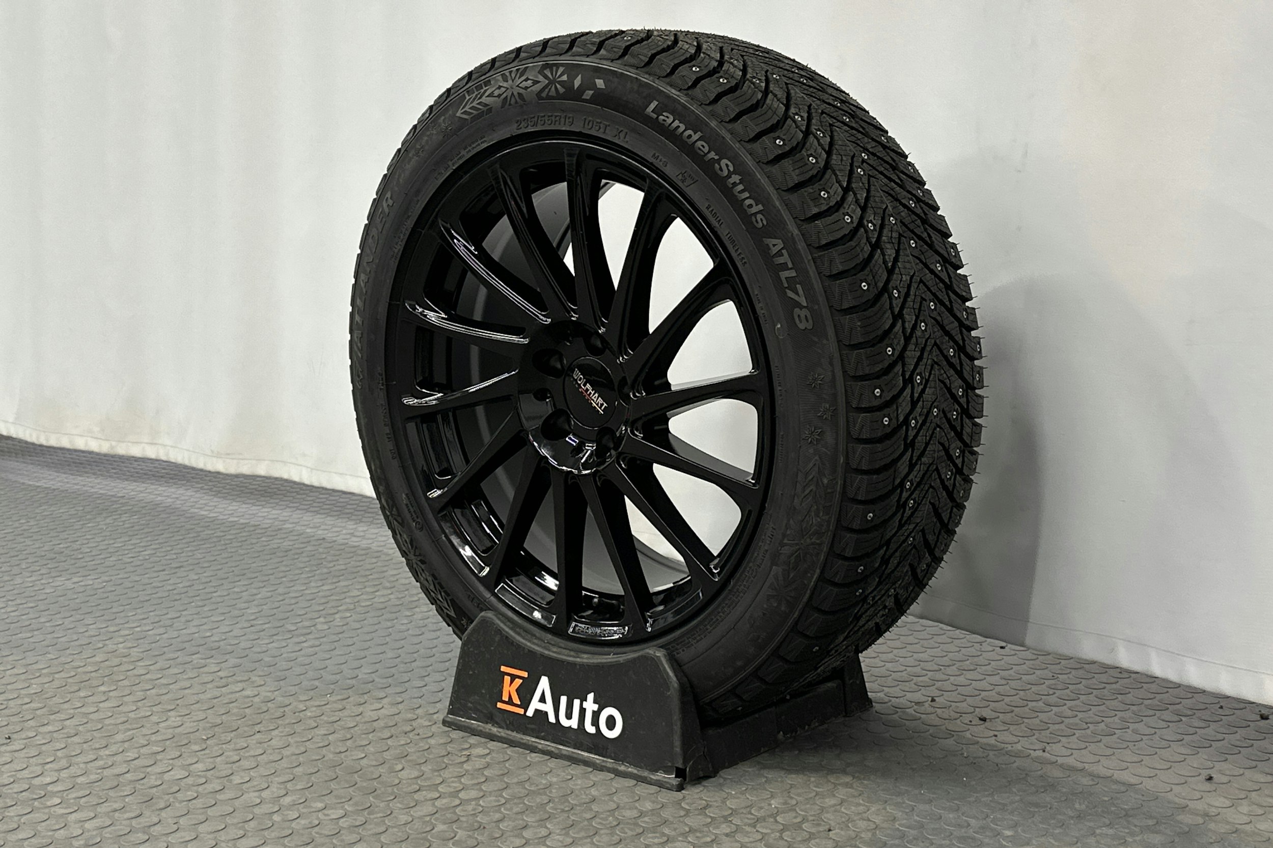 valkoinen CUPRA Tavascan 2024 kuva 13.