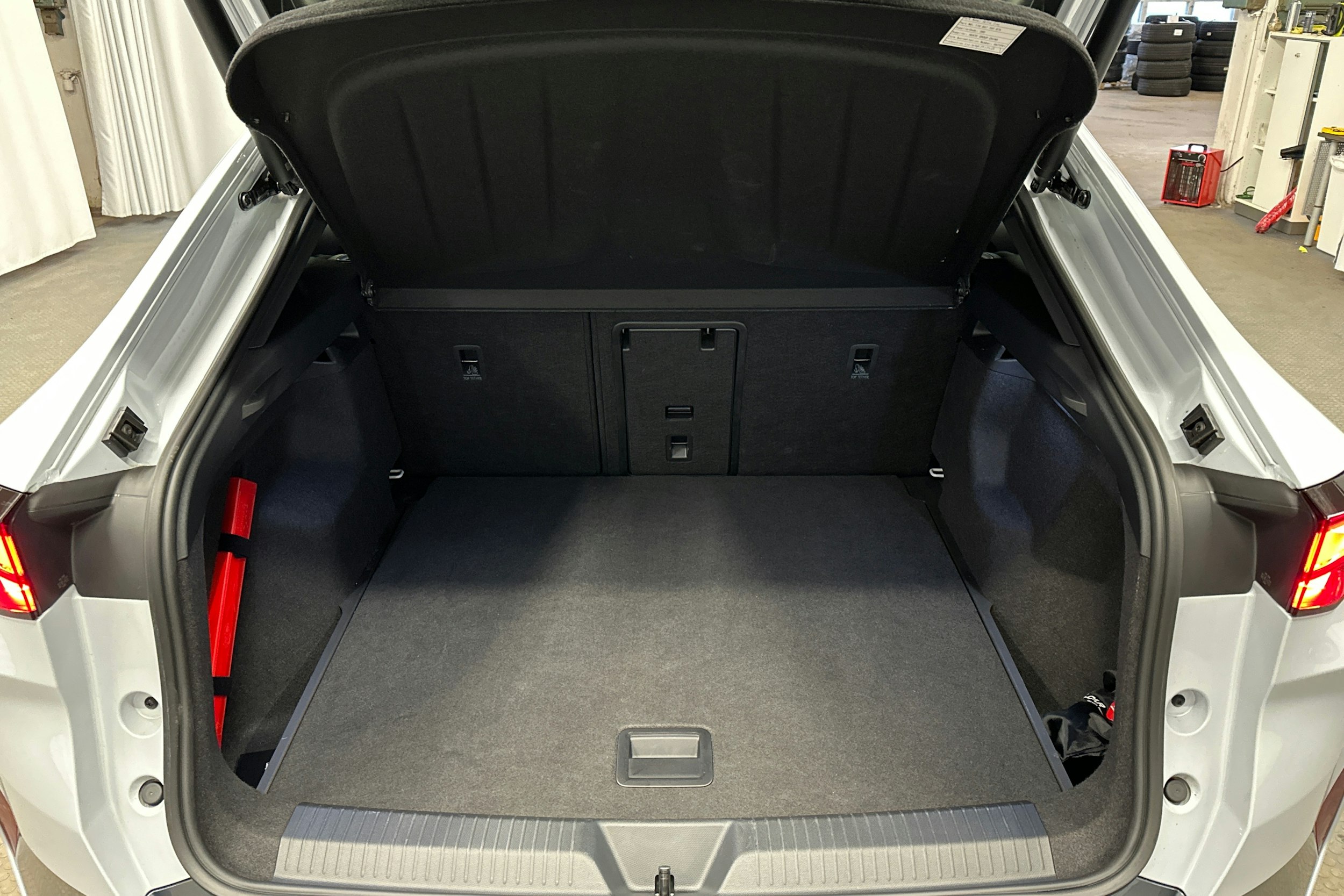 valkoinen CUPRA Tavascan 2024 kuva 14.