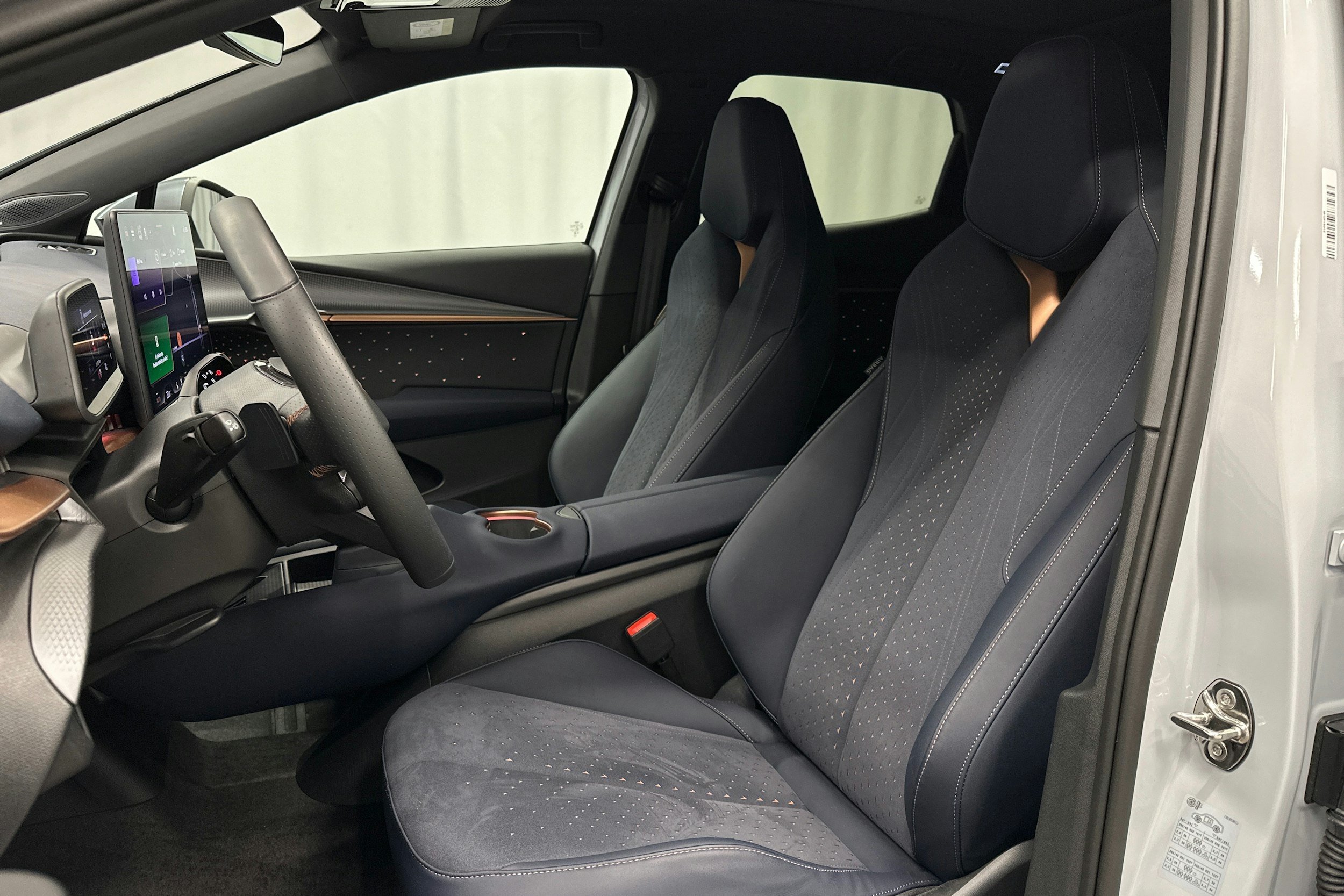 valkoinen CUPRA Tavascan 2024 kuva 17.