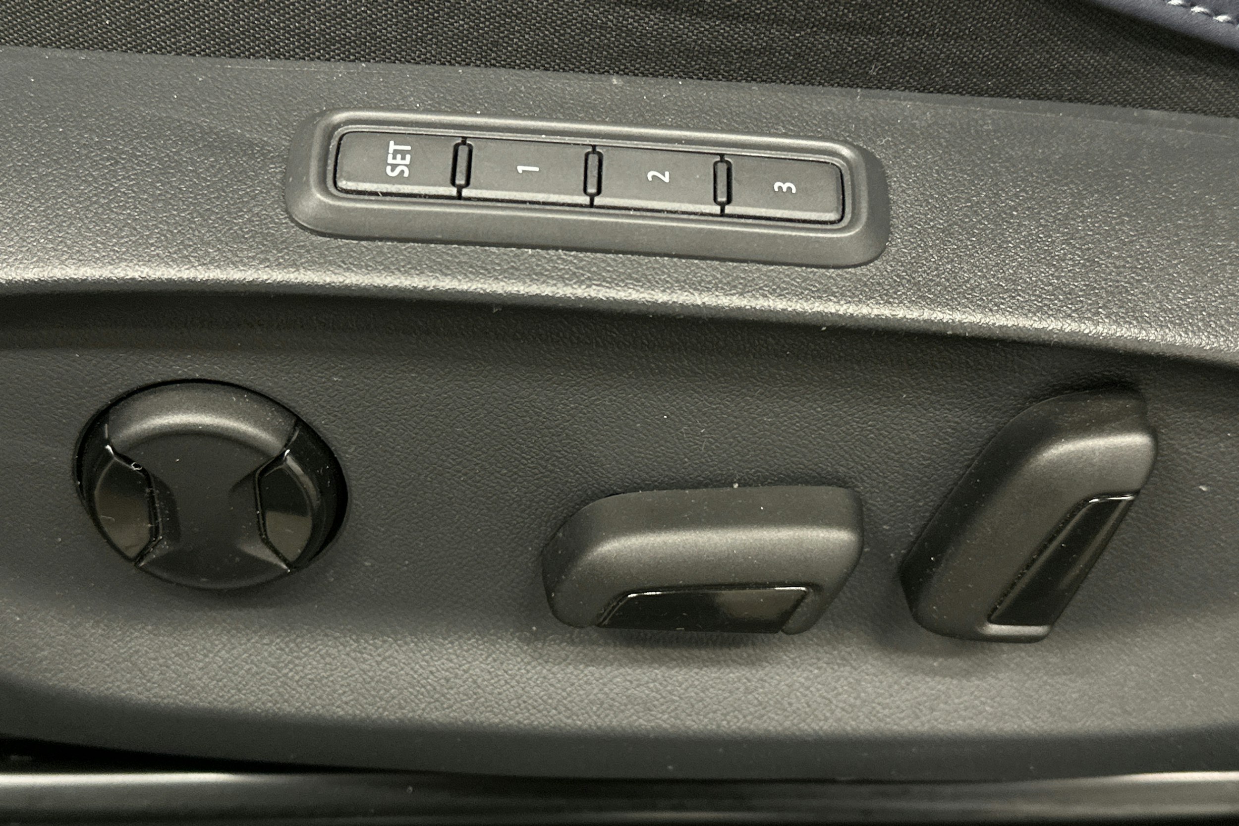 valkoinen CUPRA Tavascan 2024 kuva 18.