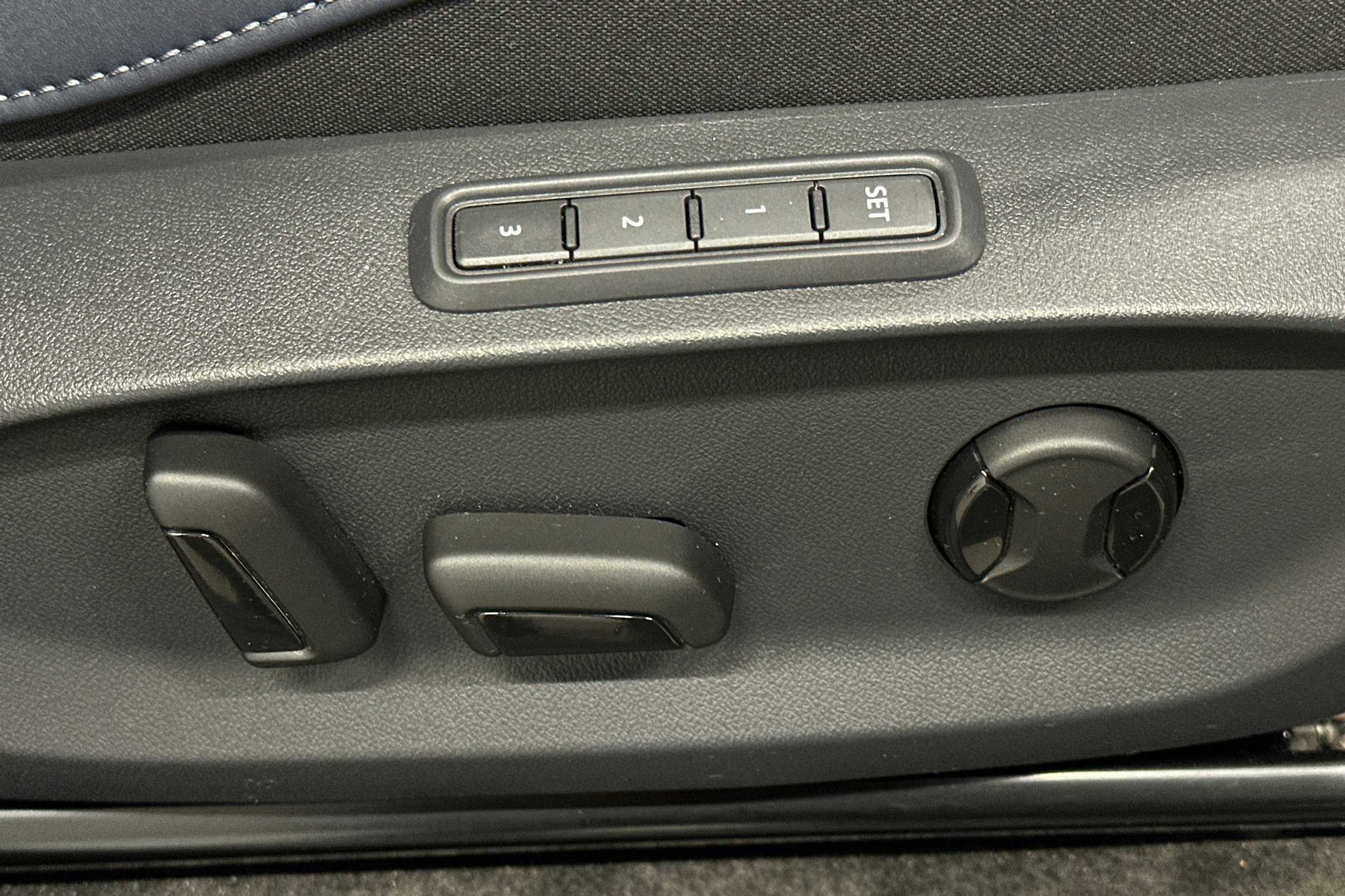 valkoinen CUPRA Tavascan 2024 kuva 19.