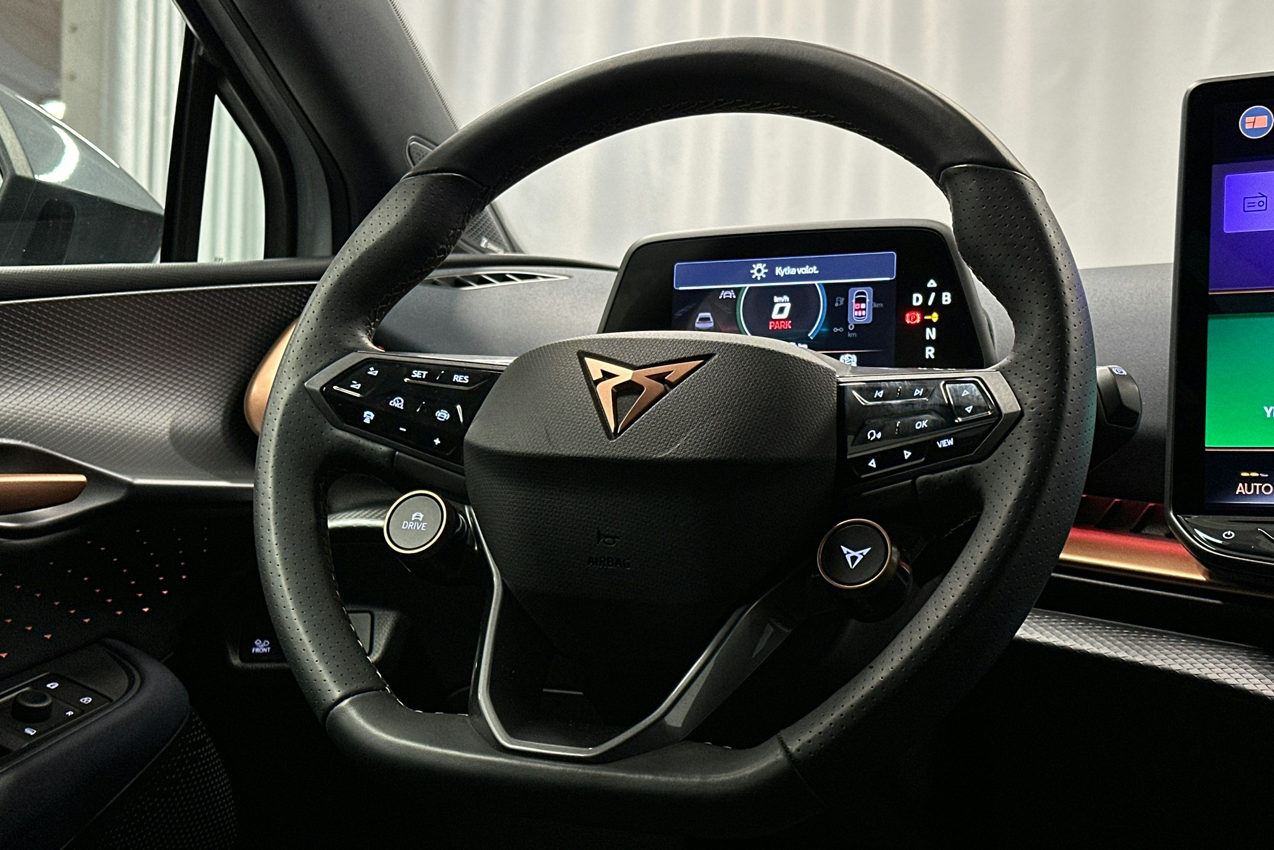 valkoinen CUPRA Tavascan 2024 kuva 20.