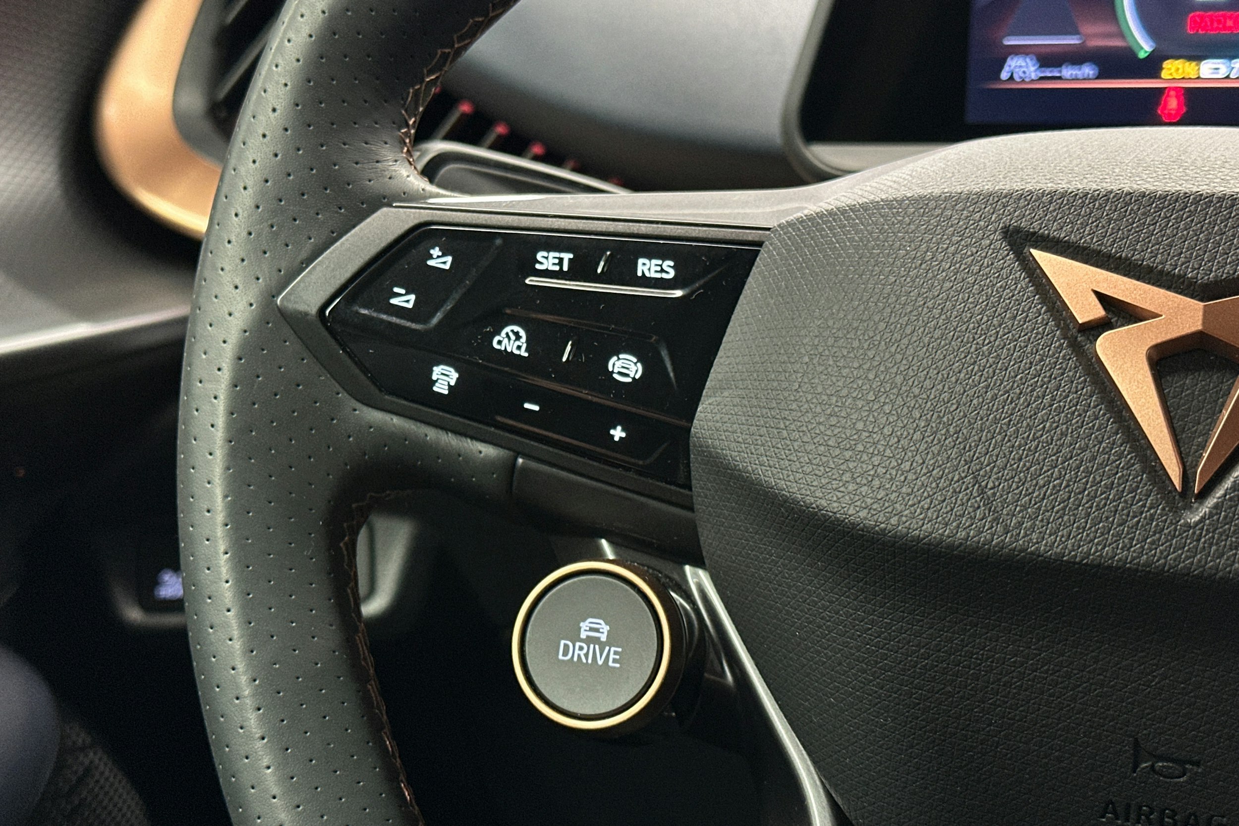 valkoinen CUPRA Tavascan 2024 kuva 21.