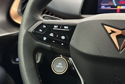 valkoinen CUPRA Tavascan 2024 kuva 21.