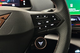 valkoinen CUPRA Tavascan 2024 kuva 22.