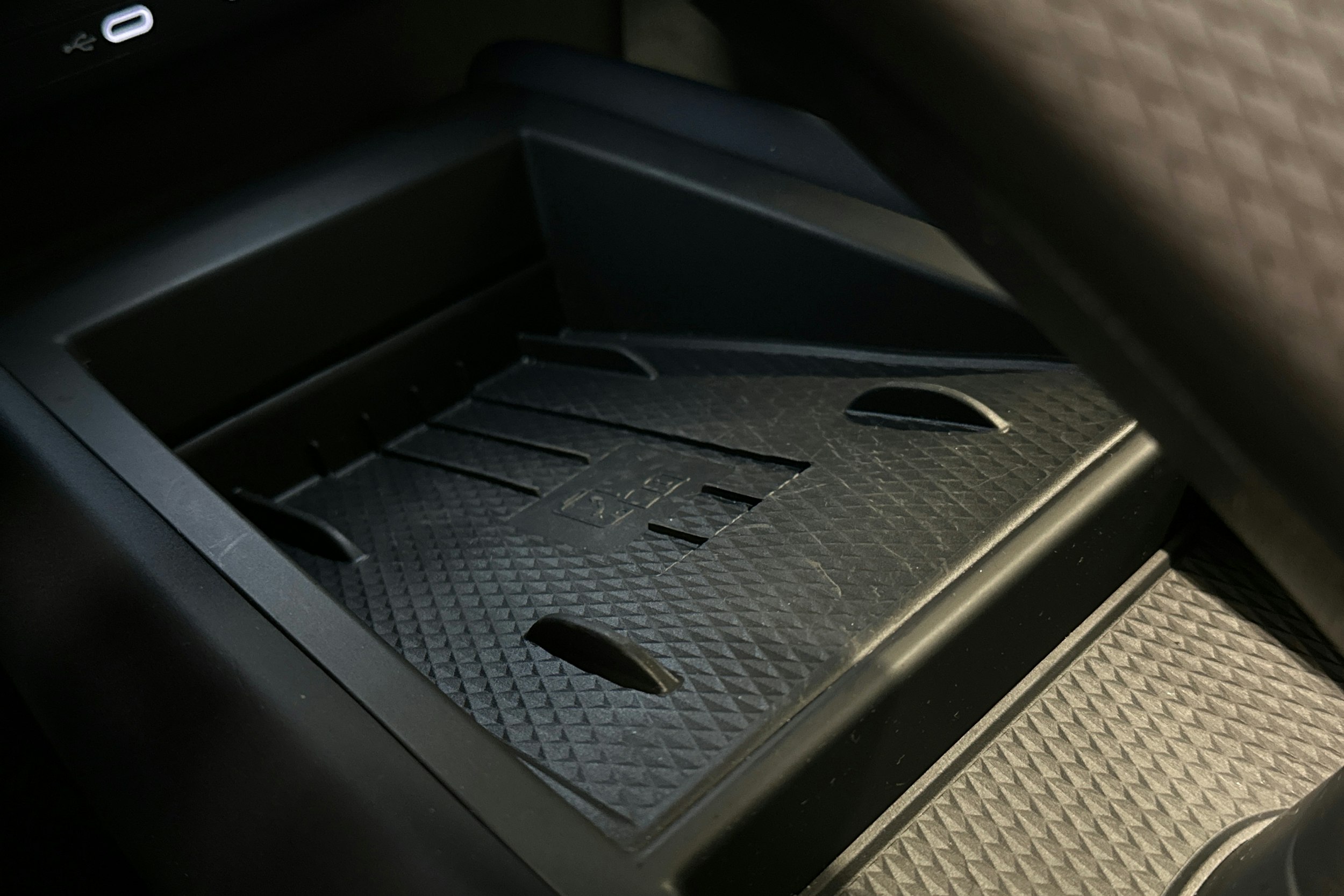 valkoinen CUPRA Tavascan 2024 kuva 38.