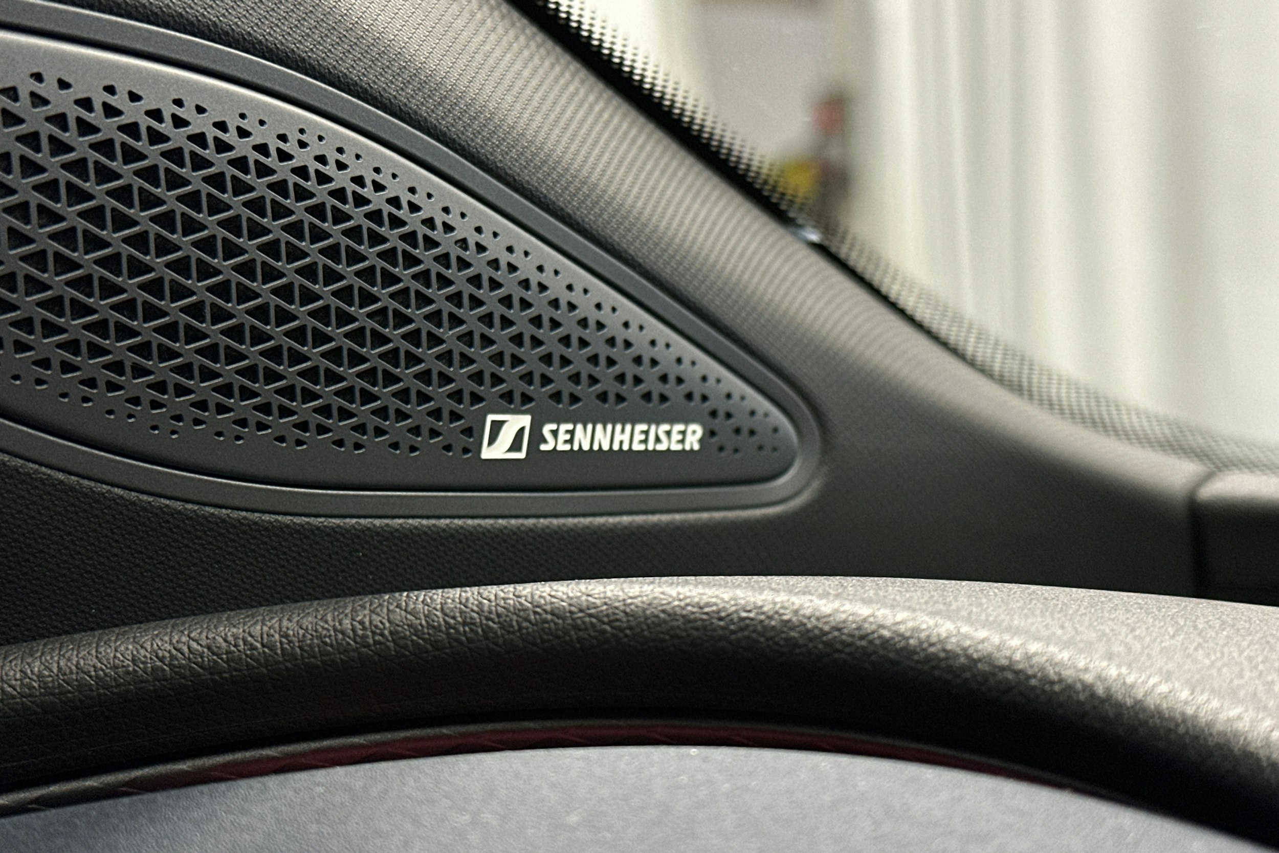 valkoinen CUPRA Tavascan 2024 kuva 40.