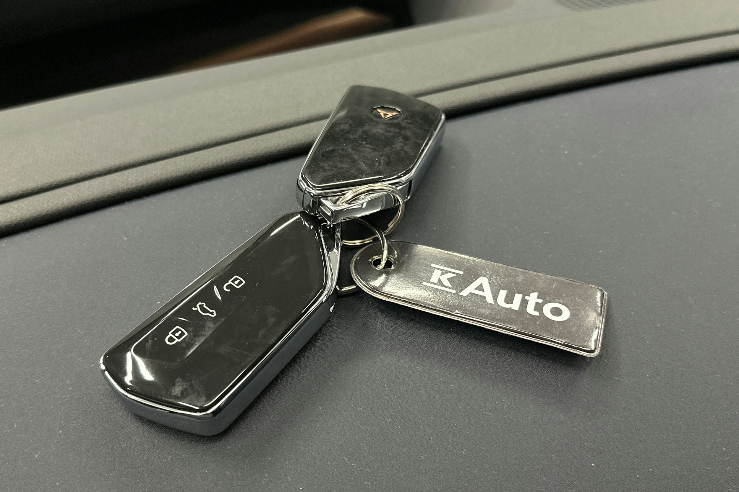 valkoinen CUPRA Tavascan 2024 kuva 42.