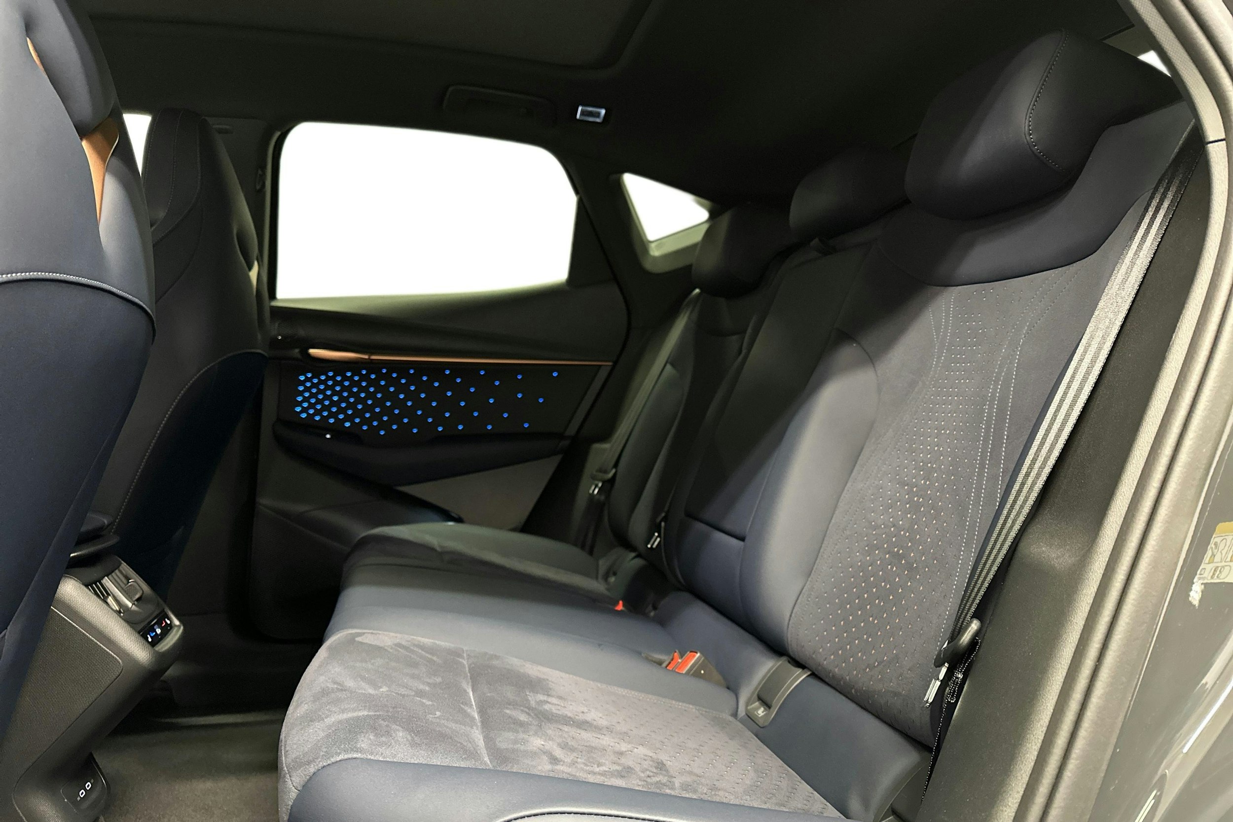 harmaa CUPRA Tavascan 2024 kuva 10.