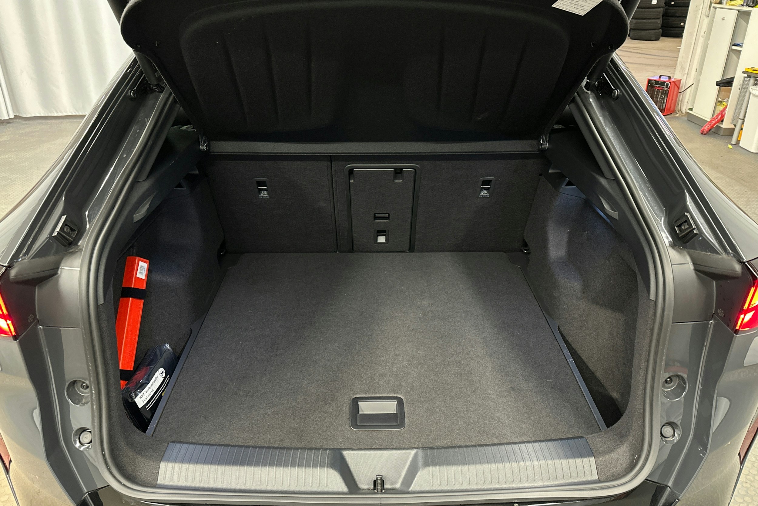 harmaa CUPRA Tavascan 2024 kuva 14.