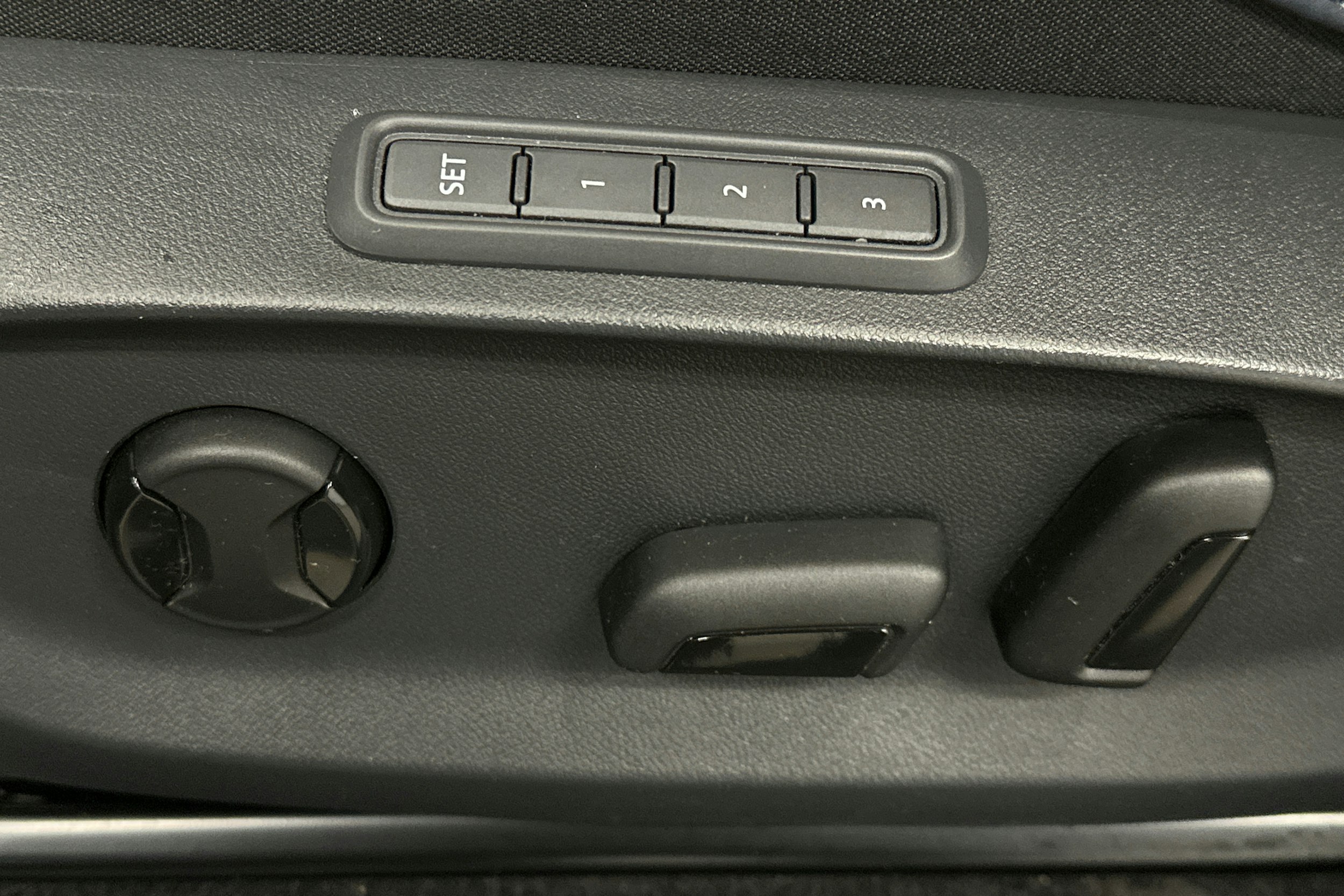 harmaa CUPRA Tavascan 2024 kuva 18.