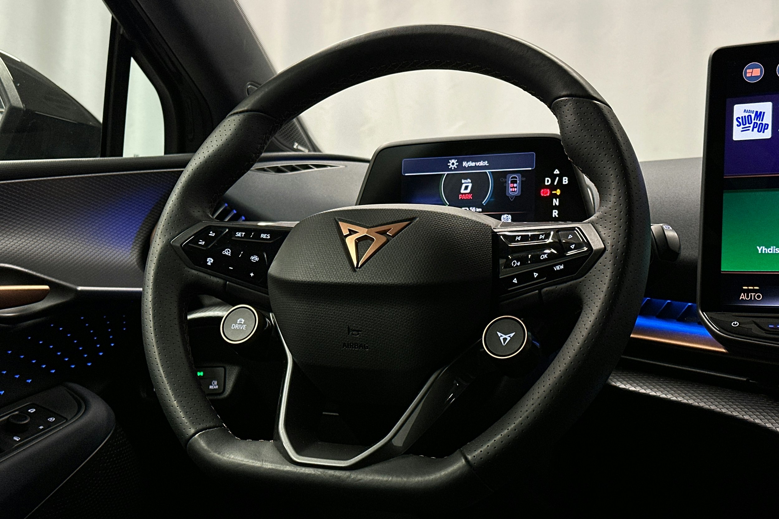 harmaa CUPRA Tavascan 2024 kuva 20.