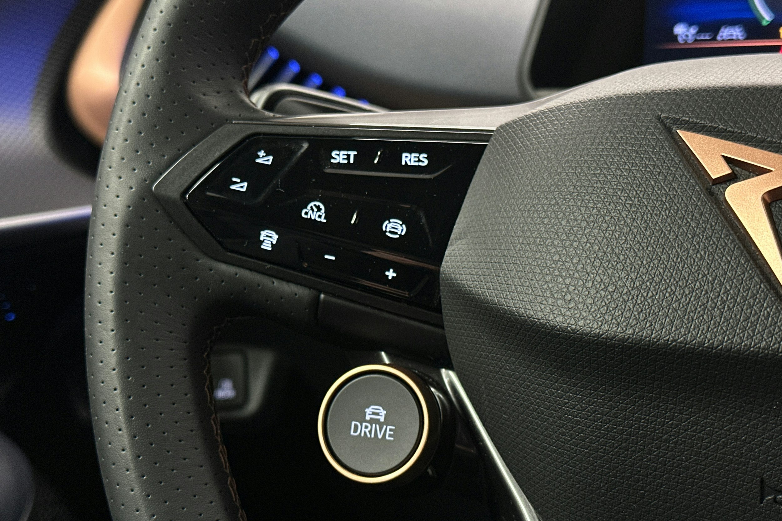 harmaa CUPRA Tavascan 2024 kuva 21.