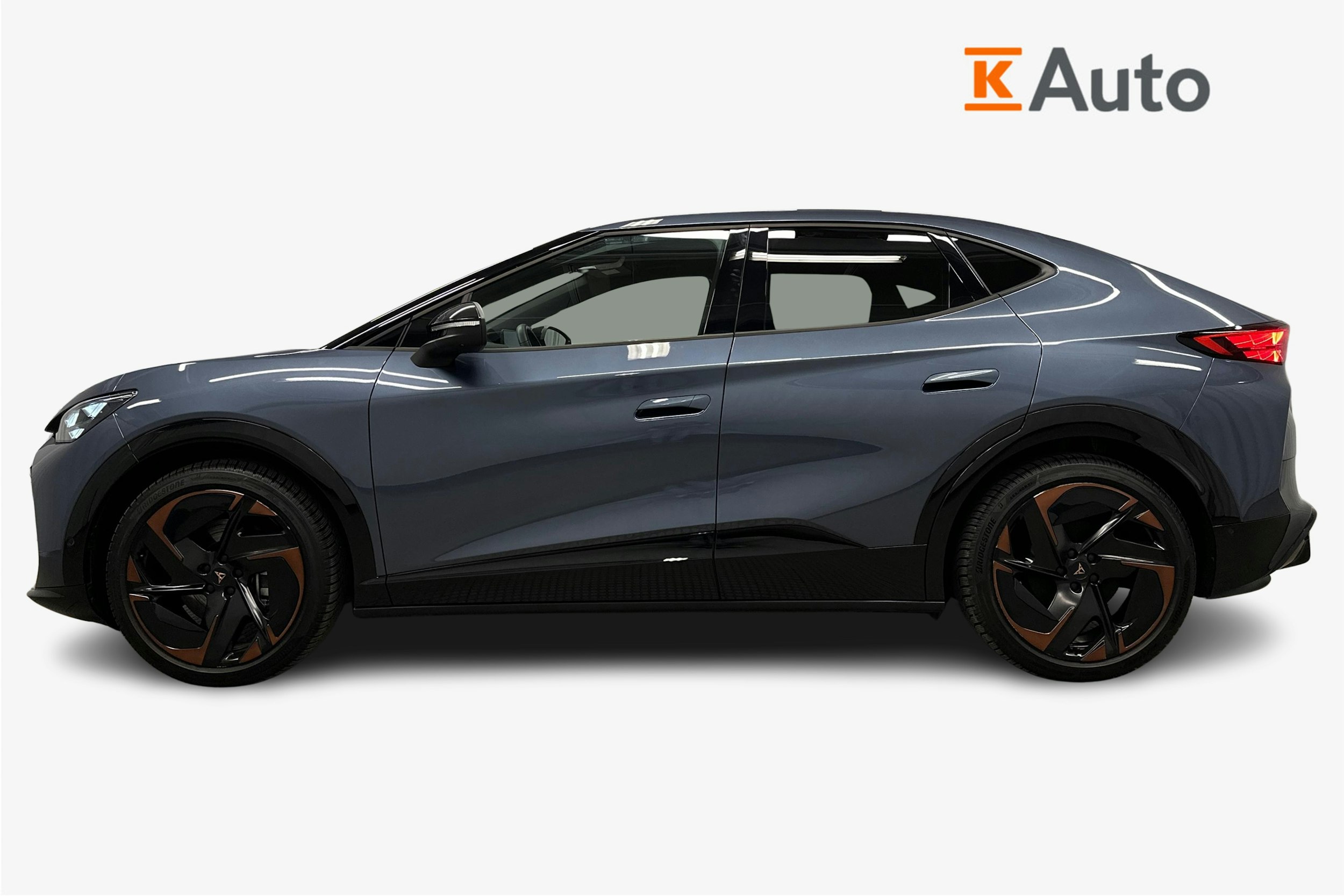 sininen CUPRA Tavascan 2024 kuva 6.