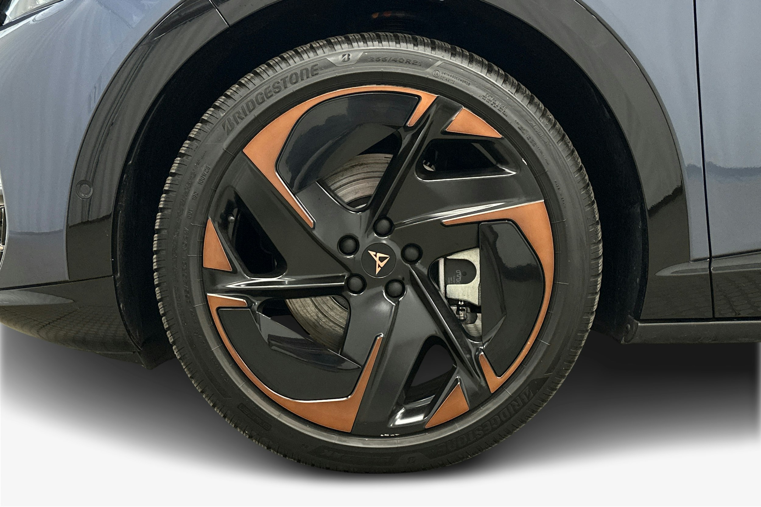 sininen CUPRA Tavascan 2024 kuva 11.