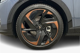 sininen CUPRA Tavascan 2024 kuva 11.