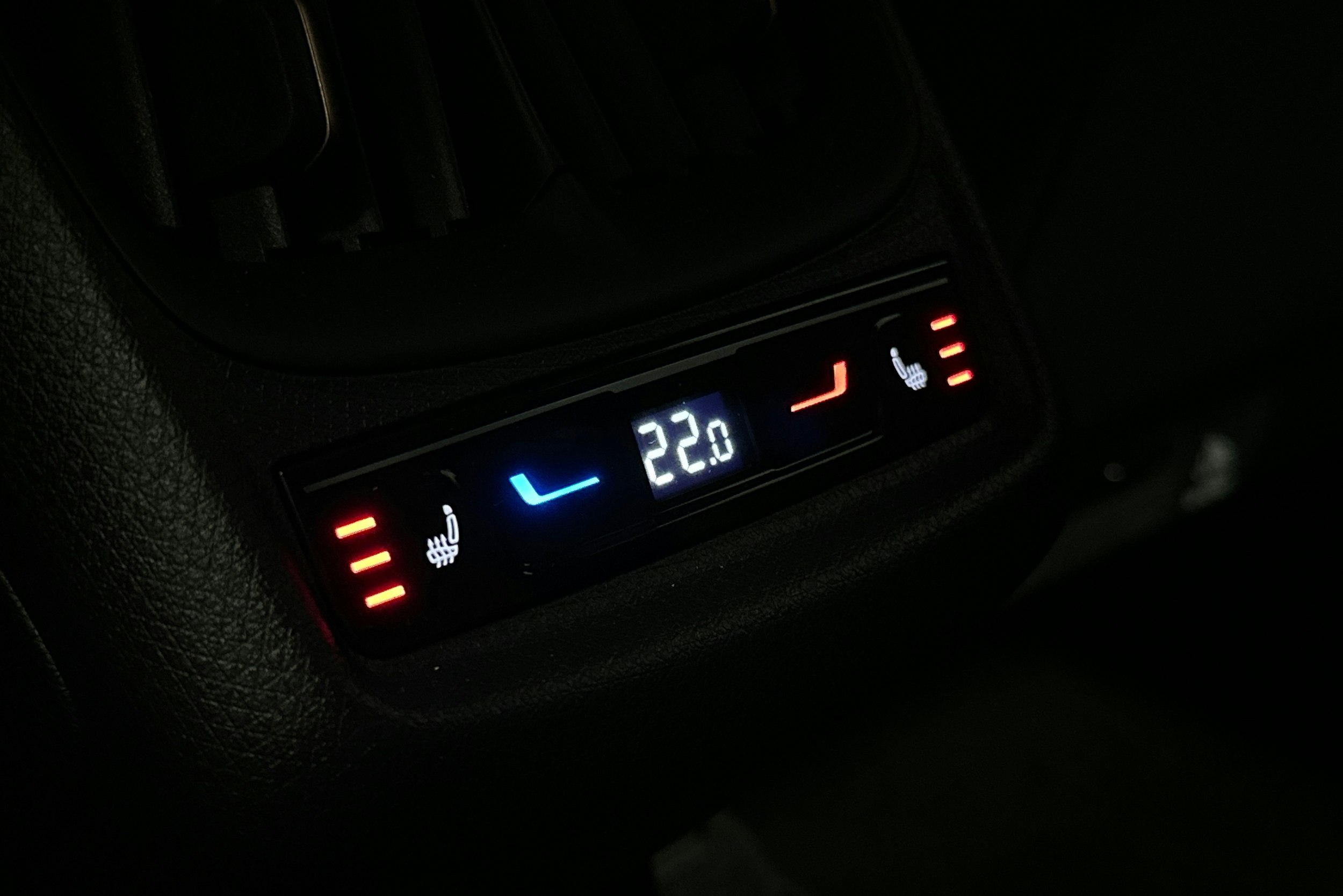 sininen CUPRA Tavascan 2024 kuva 16.