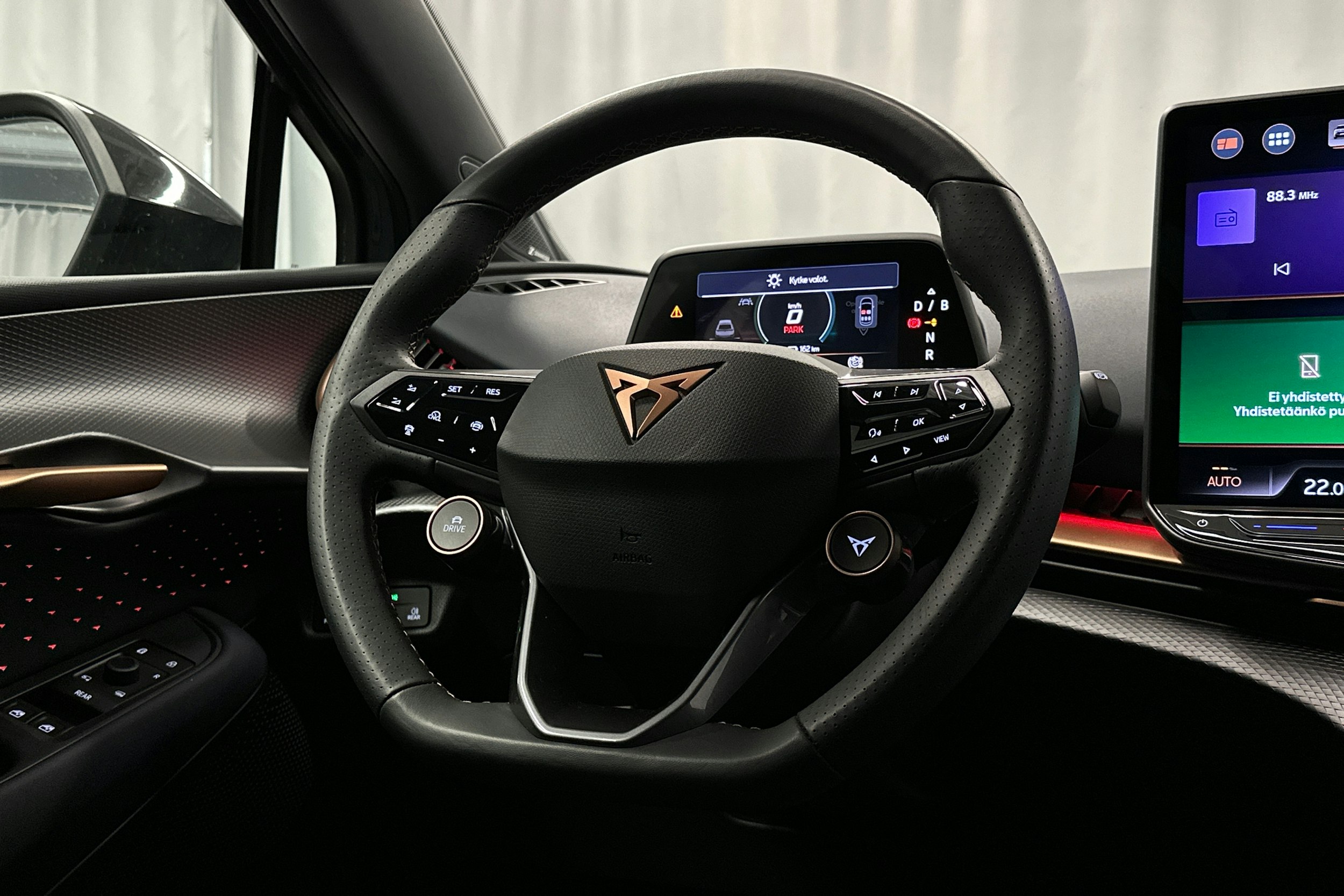 sininen CUPRA Tavascan 2024 kuva 20.