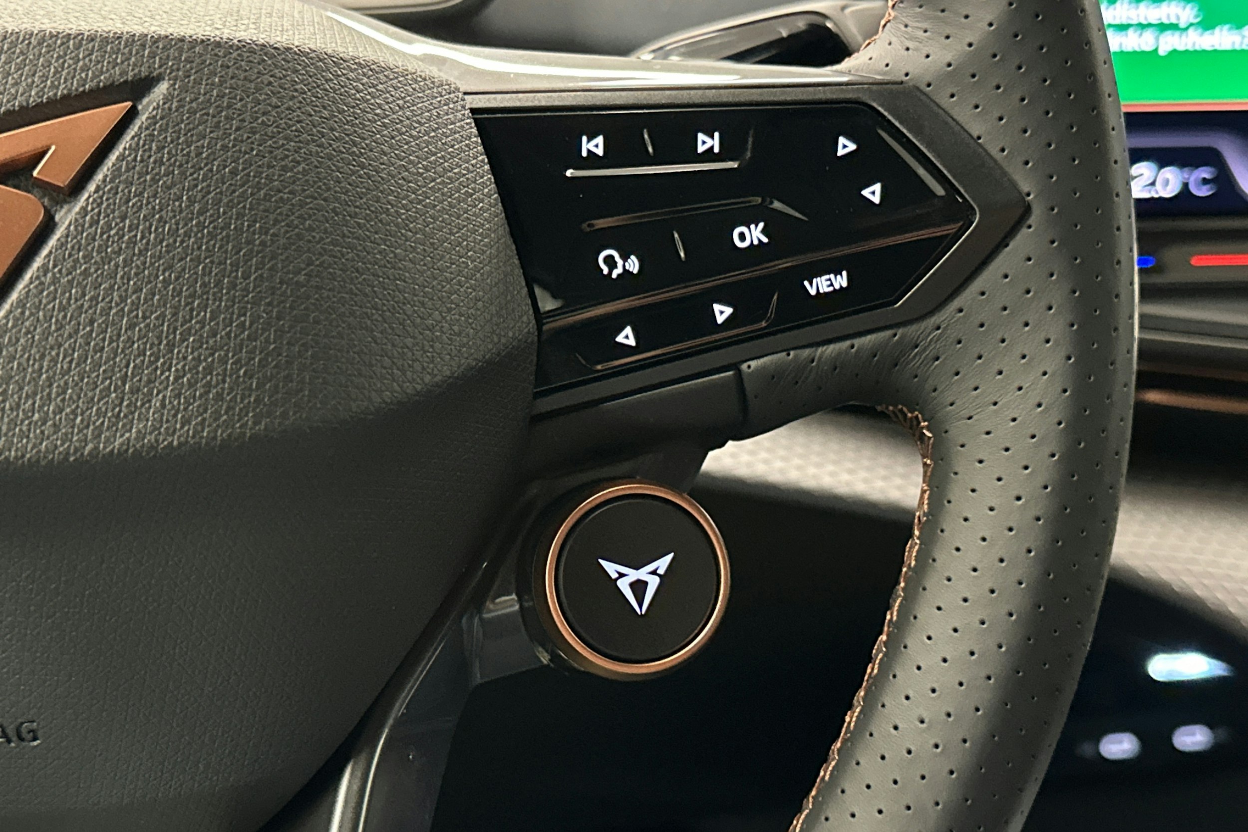 sininen CUPRA Tavascan 2024 kuva 23.