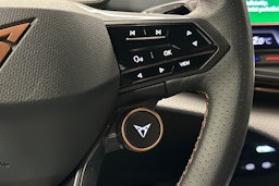 sininen CUPRA Tavascan 2024 kuva 23.