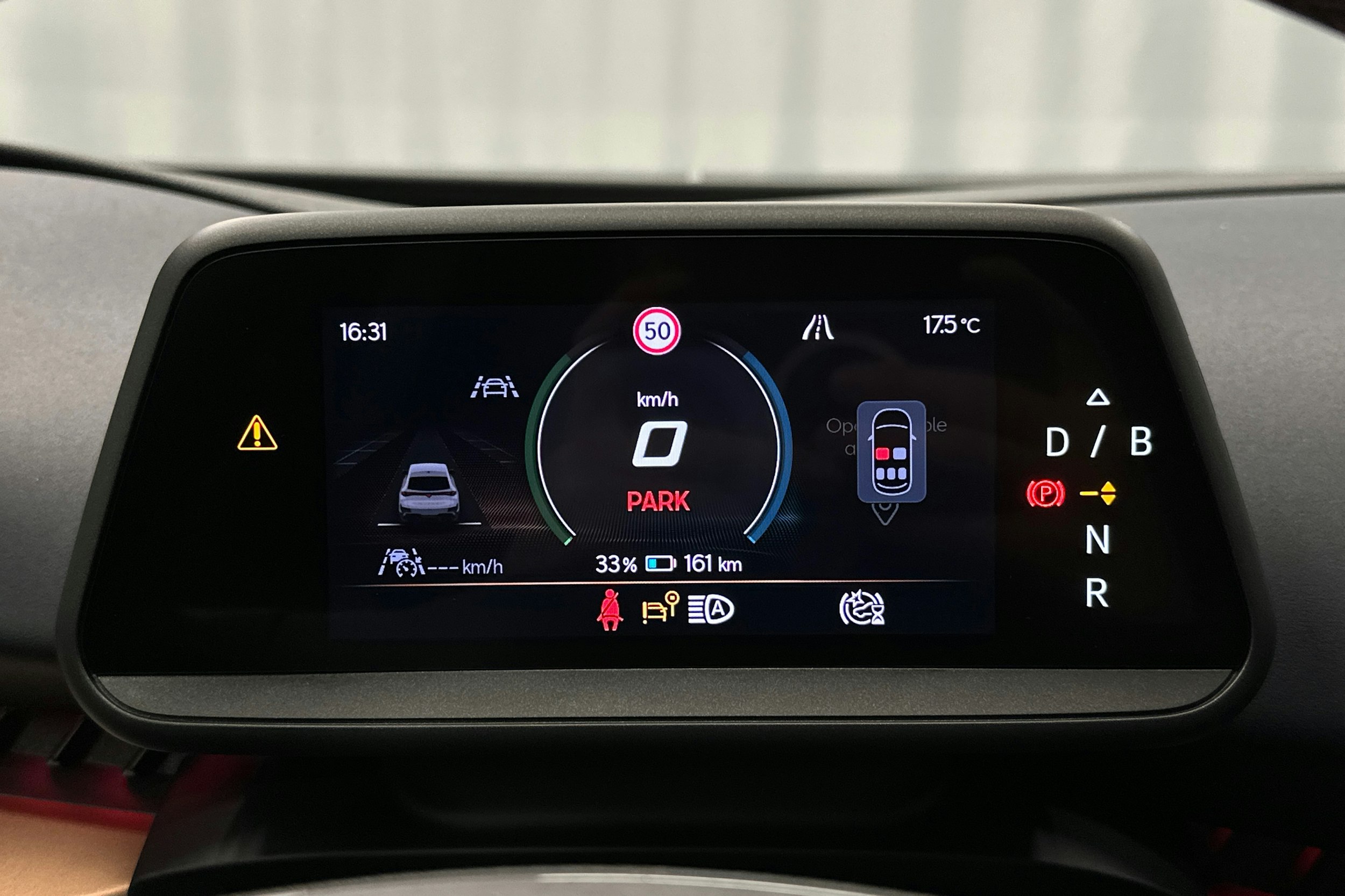 sininen CUPRA Tavascan 2024 kuva 24.