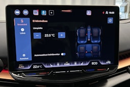 sininen CUPRA Tavascan 2024 kuva 30.