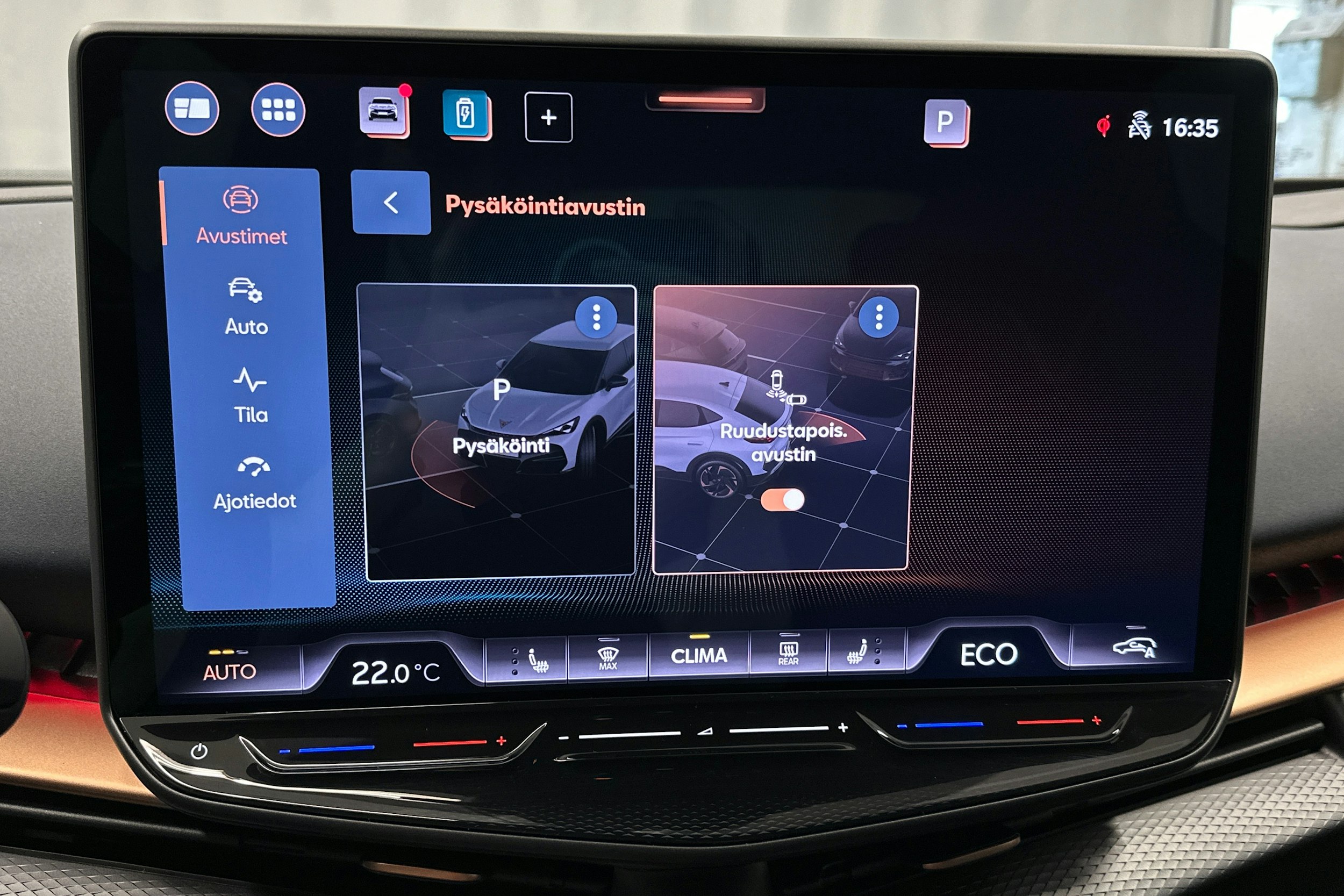 sininen CUPRA Tavascan 2024 kuva 32.
