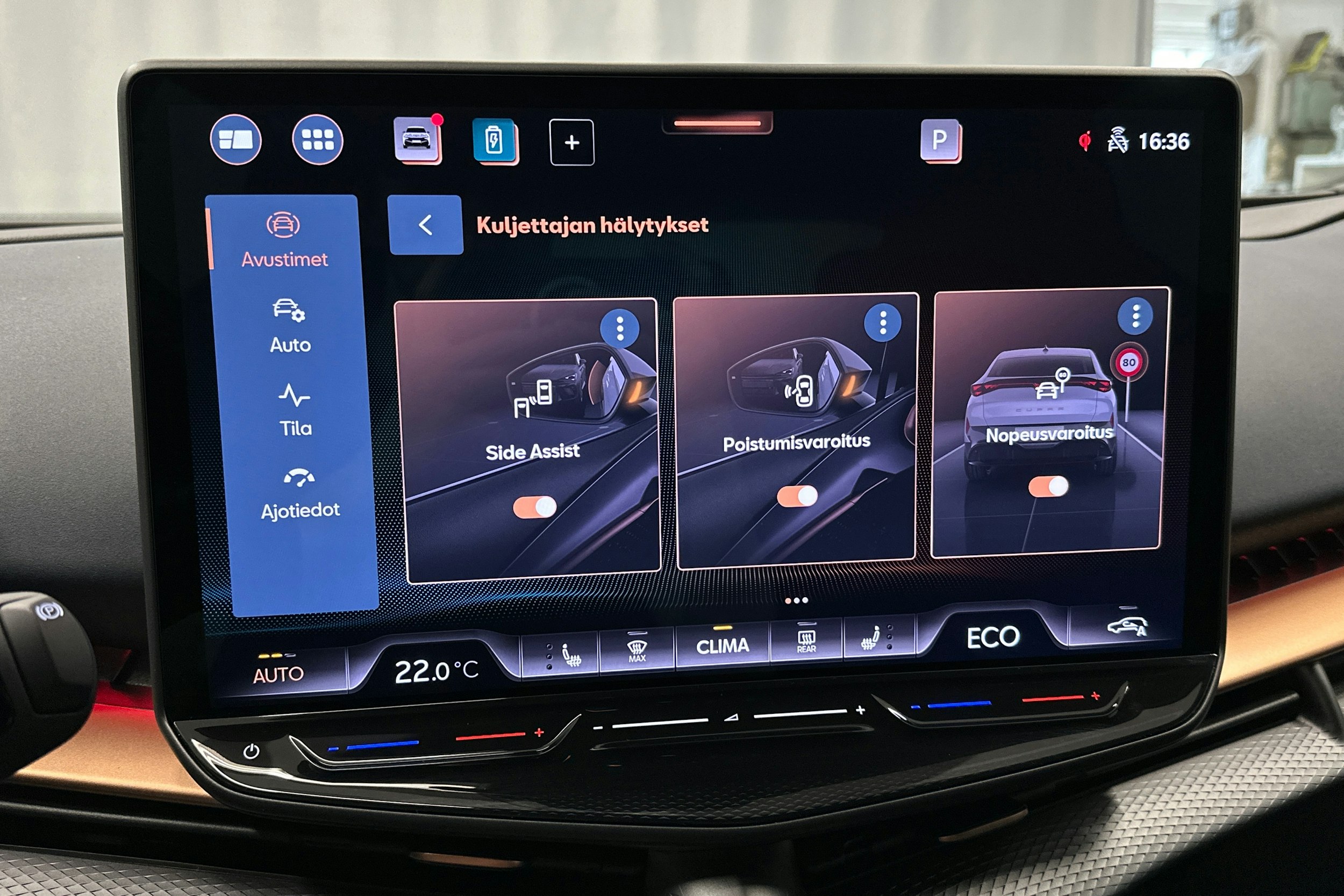 sininen CUPRA Tavascan 2024 kuva 36.