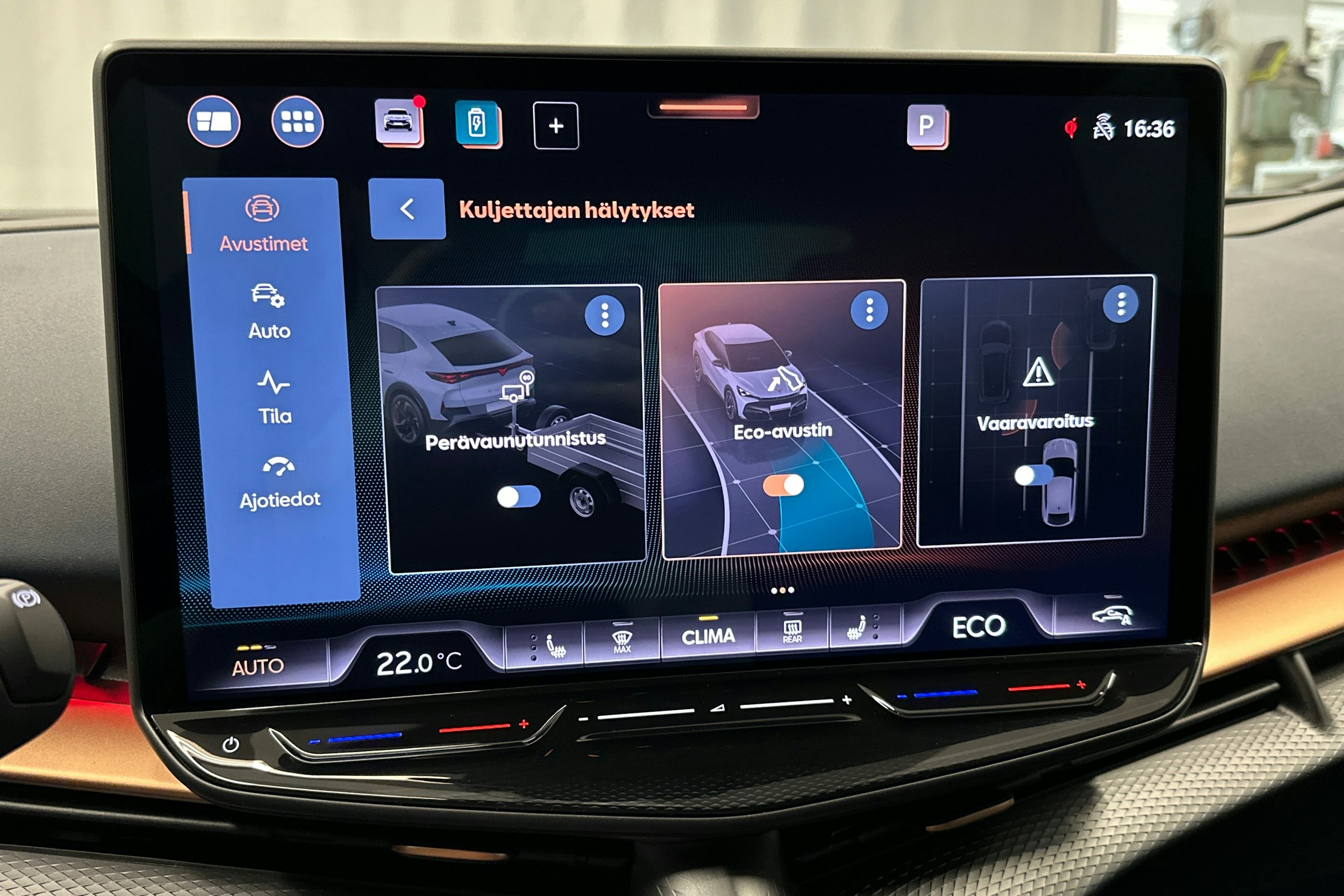 sininen CUPRA Tavascan 2024 kuva 37.