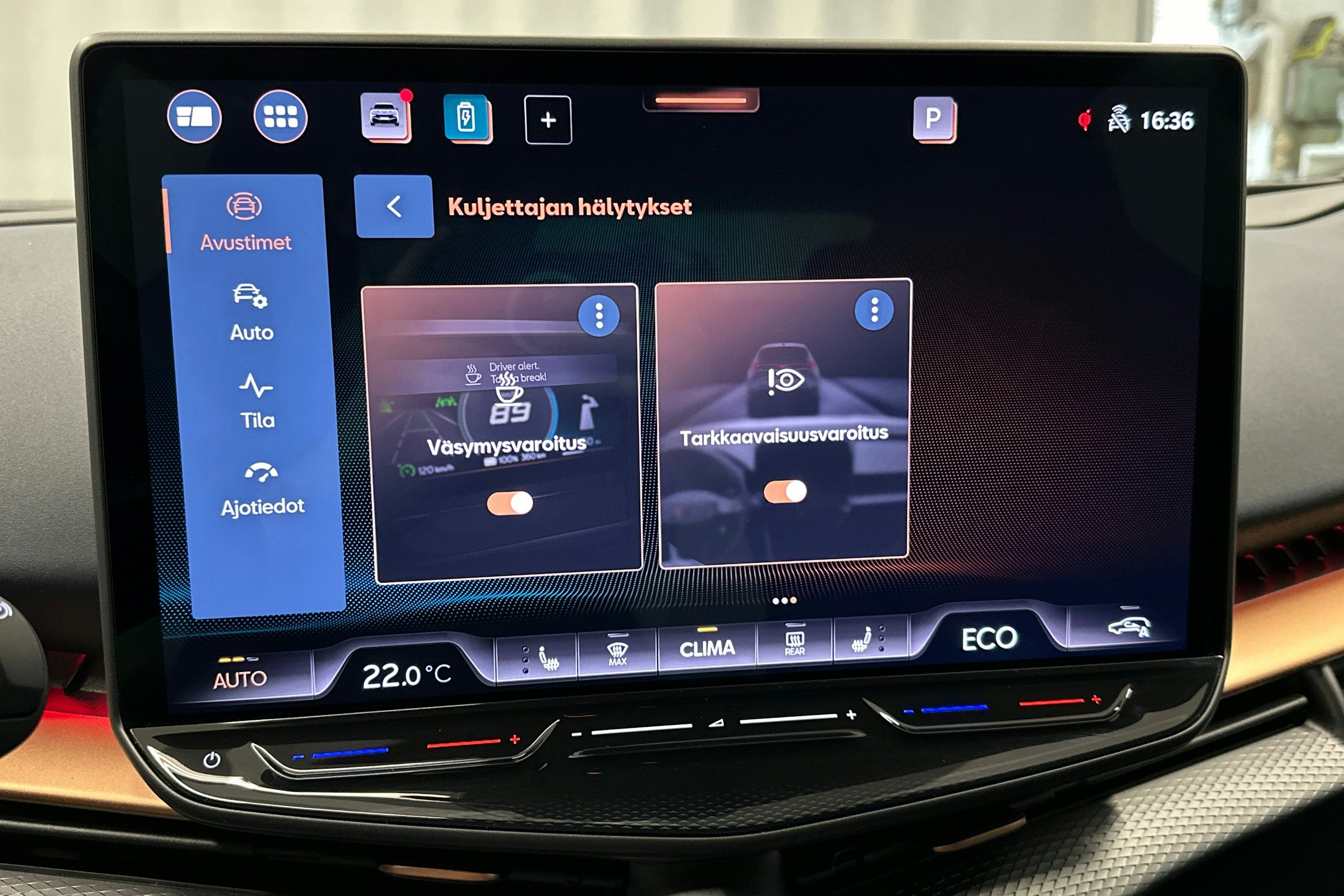 sininen CUPRA Tavascan 2024 kuva 38.