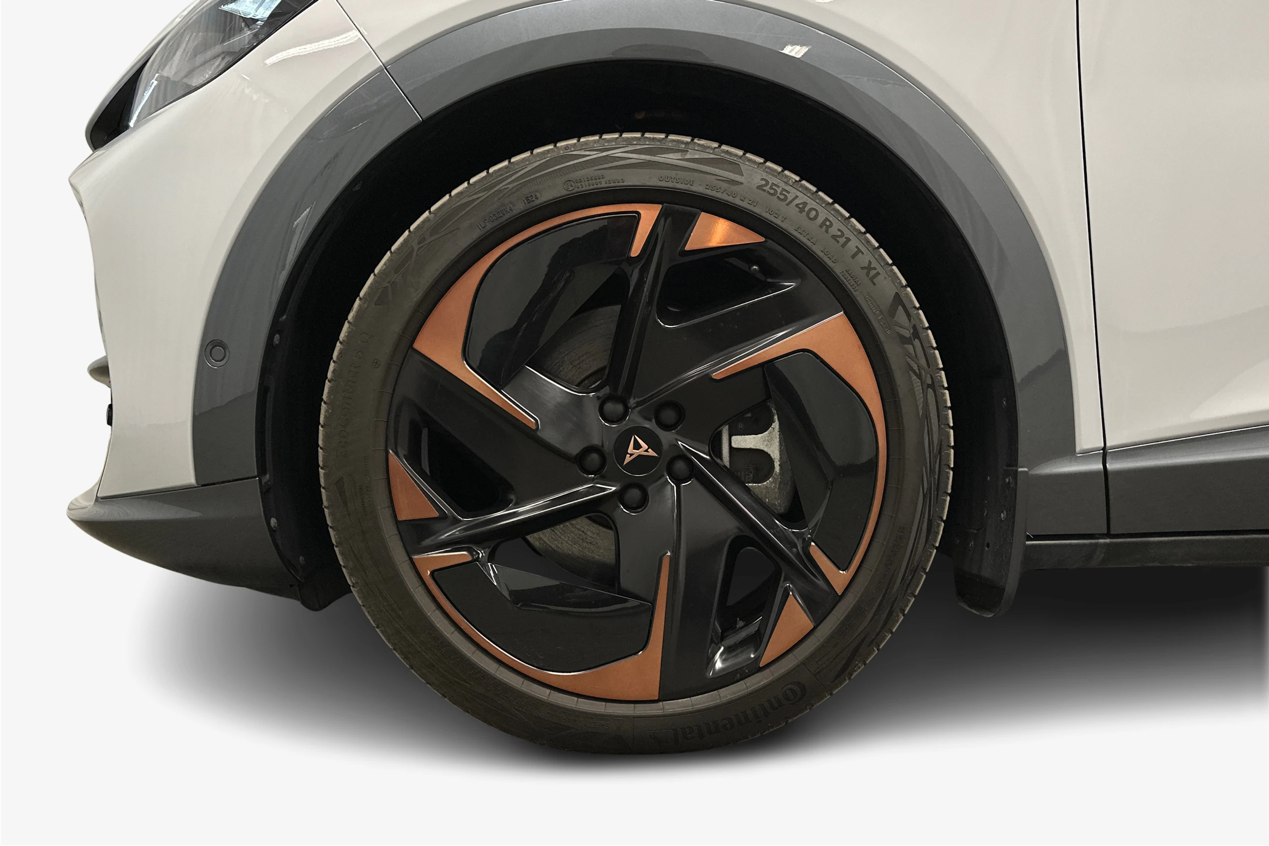valkoinen CUPRA Tavascan 2024 kuva 12.