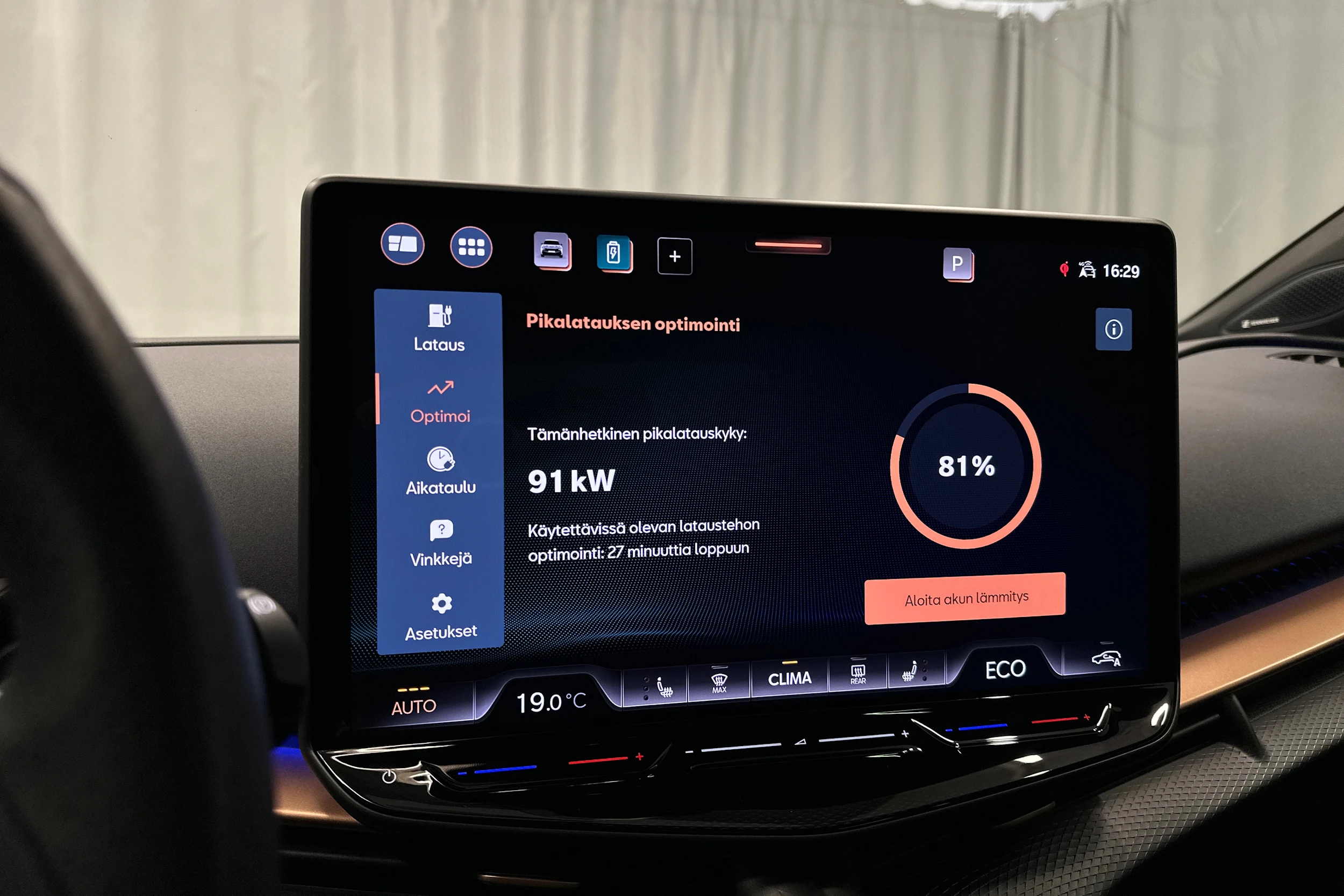 valkoinen CUPRA Tavascan 2024 kuva 22.