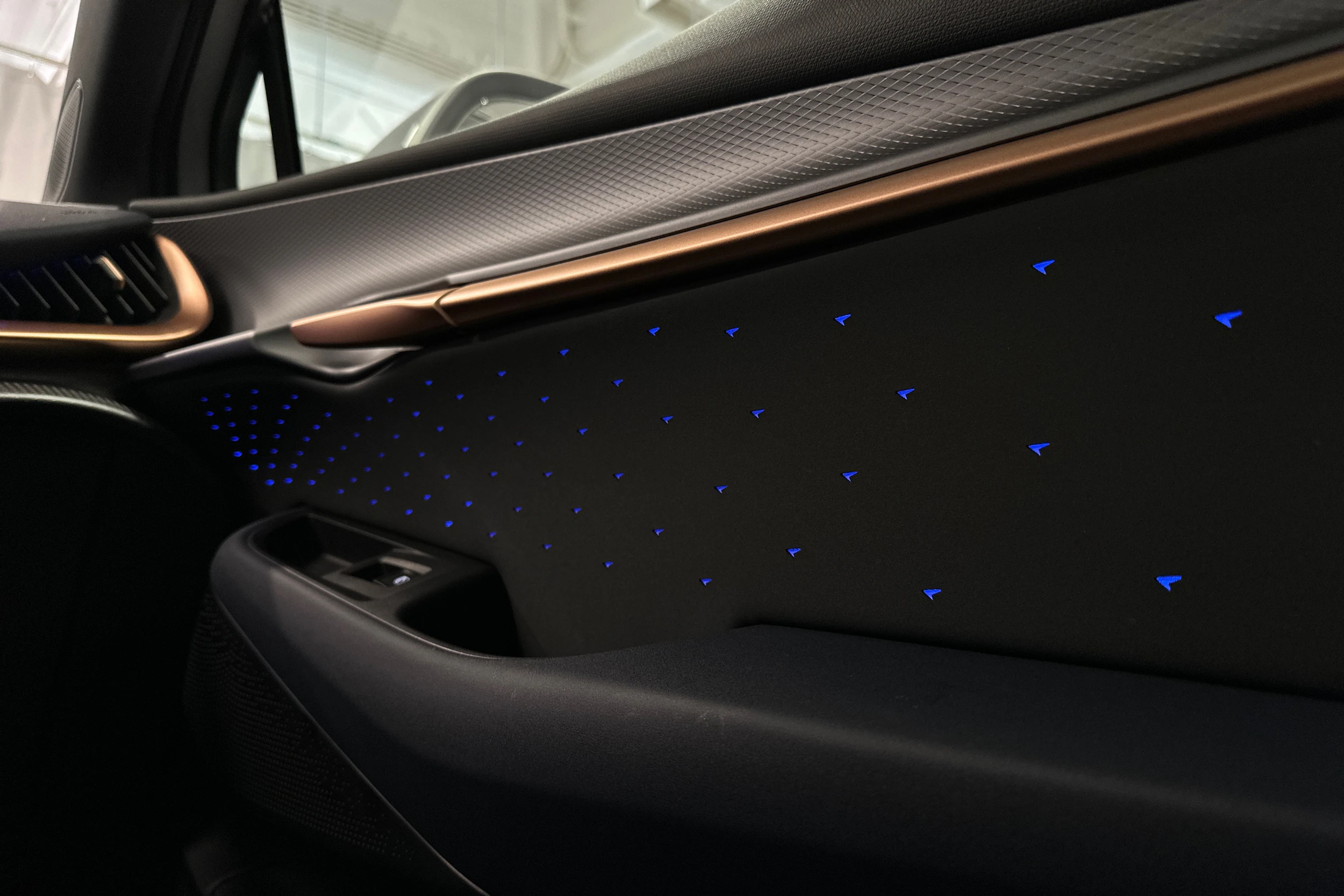 valkoinen CUPRA Tavascan 2024 kuva 28.