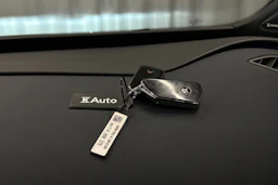 valkoinen CUPRA Tavascan 2024 kuva 36.