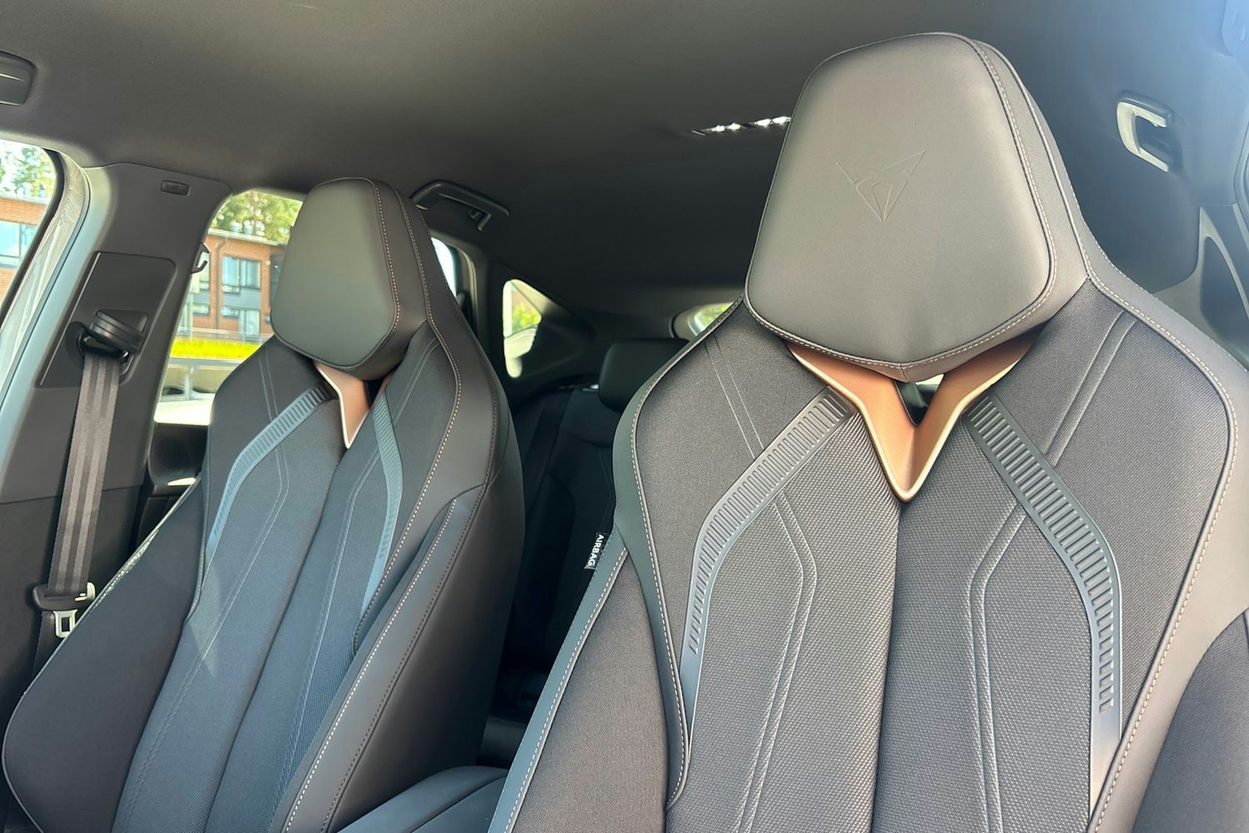 ruskea (beige) CUPRA Tavascan 2024 kuva 13.