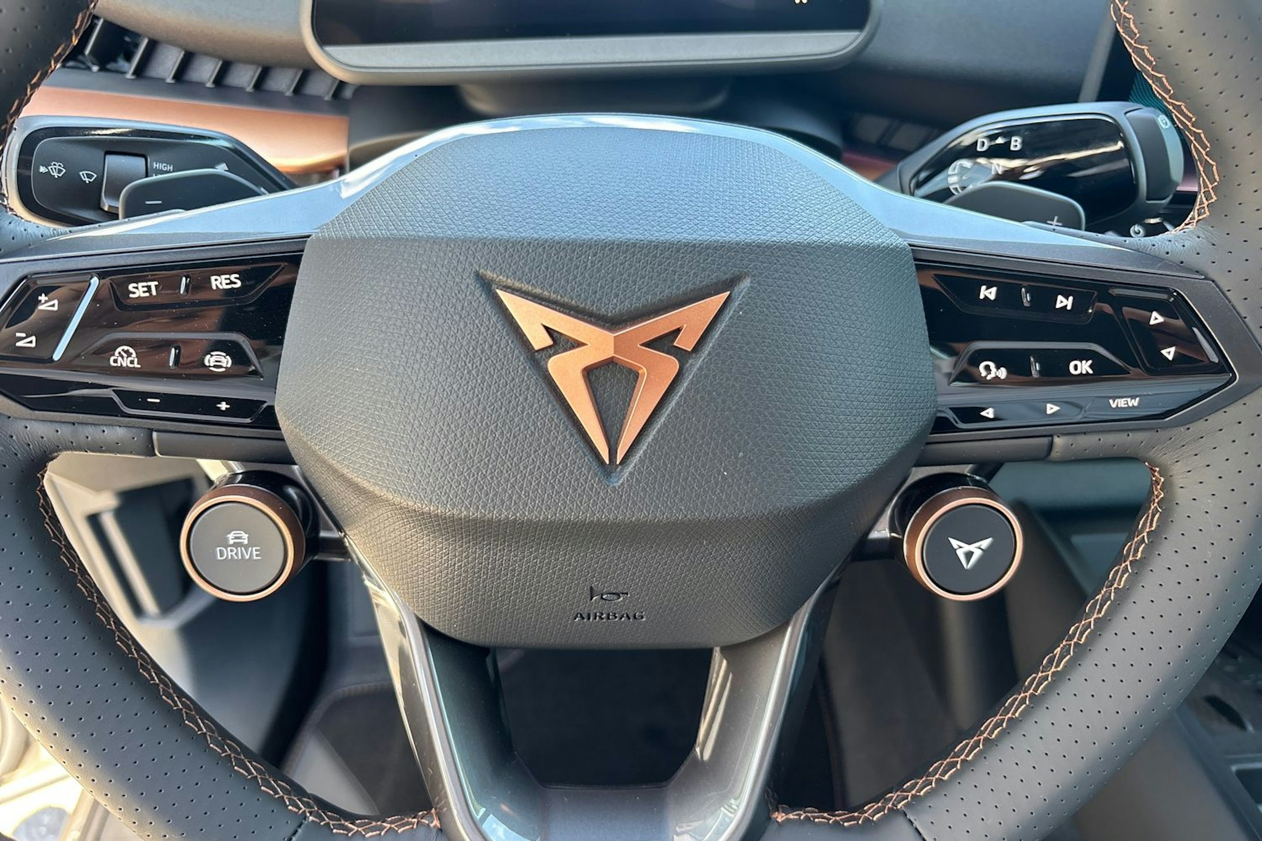 ruskea (beige) CUPRA Tavascan 2024 kuva 15.