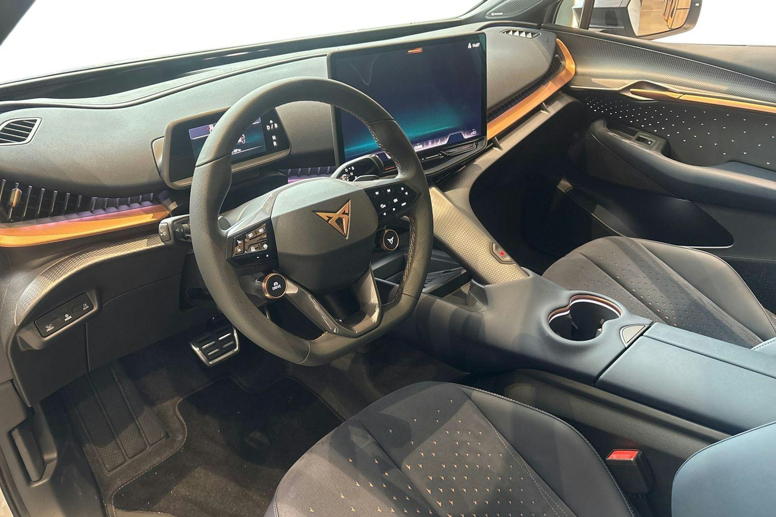 Harmaa CUPRA Tavascan 2024 kuva 6.