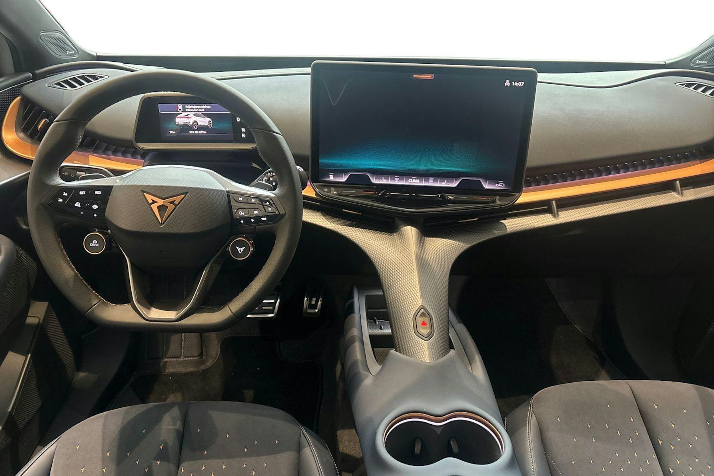 Harmaa CUPRA Tavascan 2024 kuva 7.