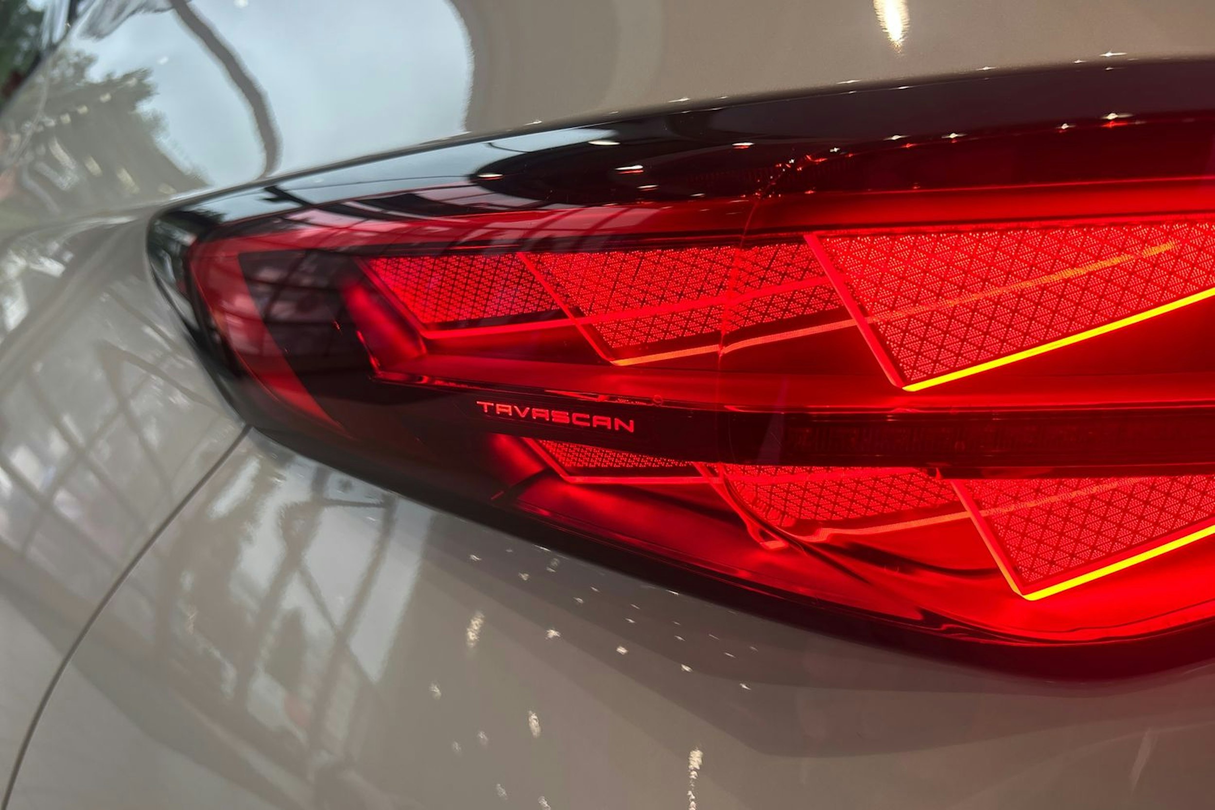 Harmaa CUPRA Tavascan 2024 kuva 15.