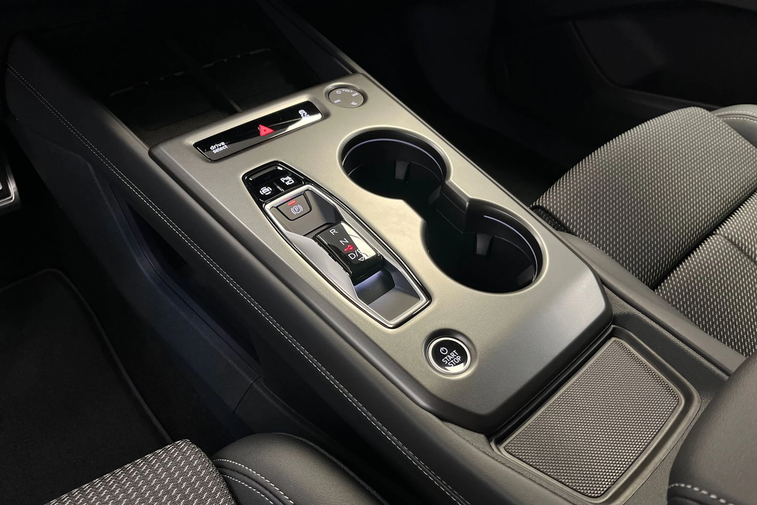 sage vihreä Audi Q4 e-tron 2026 kuva 17.