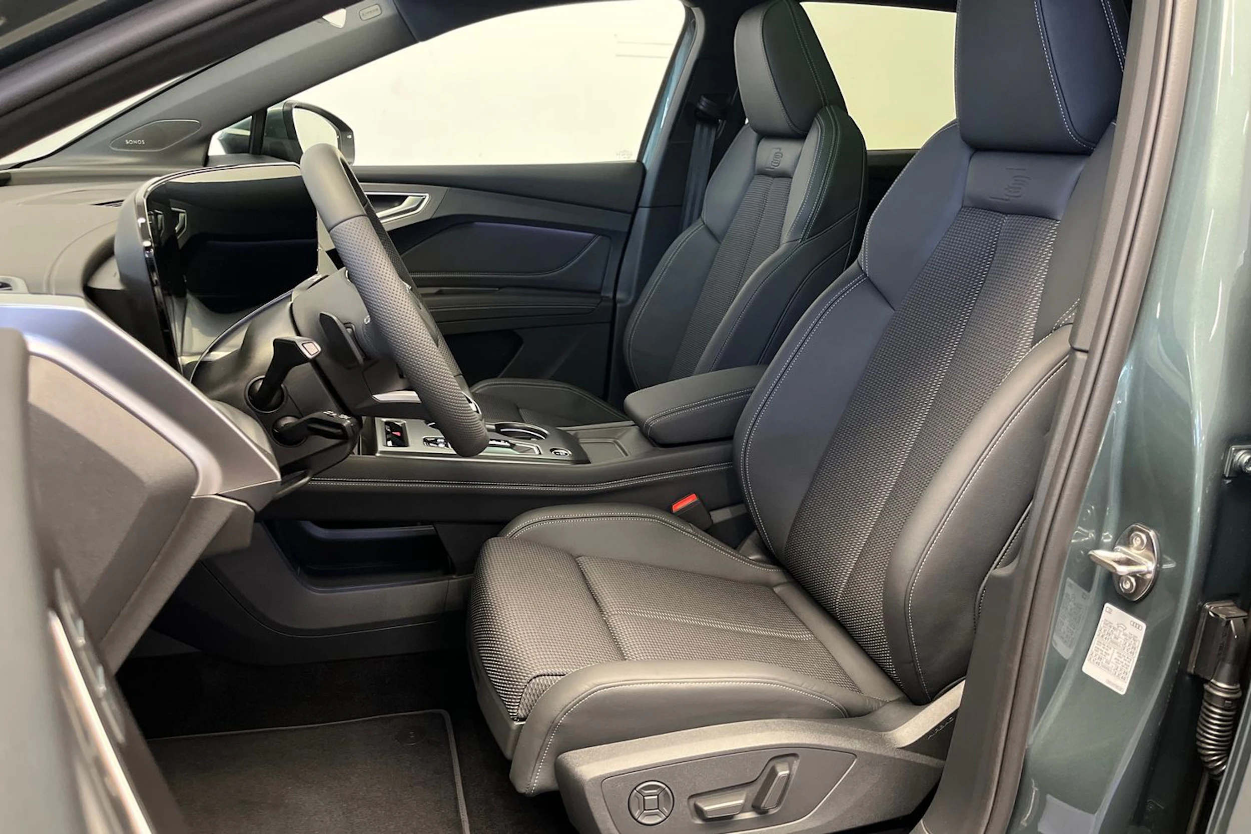 sage vihreä Audi Q4 e-tron 2026 kuva 25.