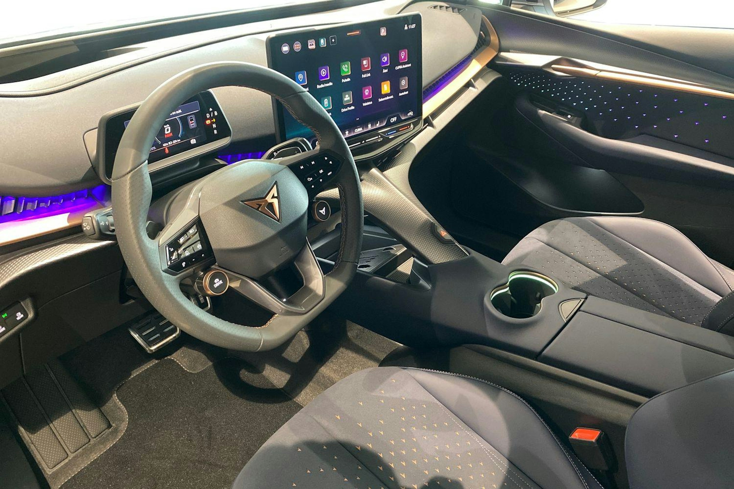 harmaa CUPRA Tavascan 2025 kuva 6.