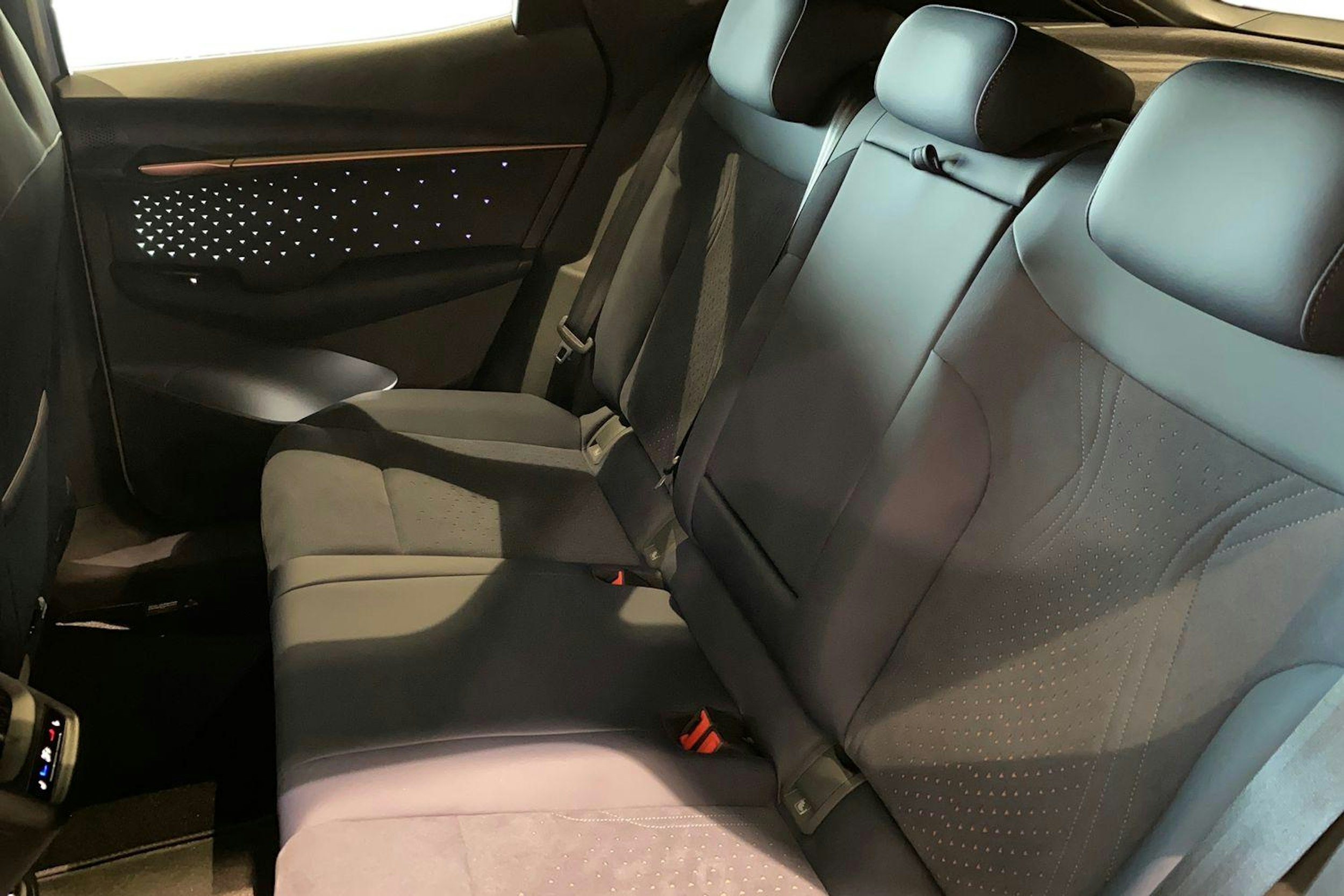 harmaa CUPRA Tavascan 2025 kuva 8.